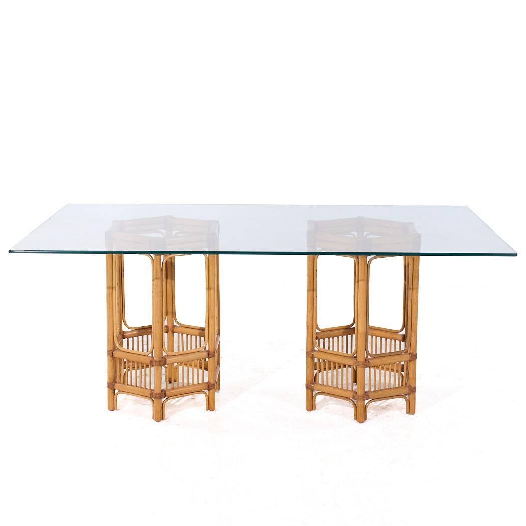 Mesa de comedor de ratán y cristal estilo McGuire de mediados de siglo

Esta mesa de comedor mide 71,75 de ancho x 41,5 de fondo x 29,5 pulgadas de alto, con un espacio libre para sillas de 28,75 pulgadas

Hacemos nuestras fotos en un estudio con