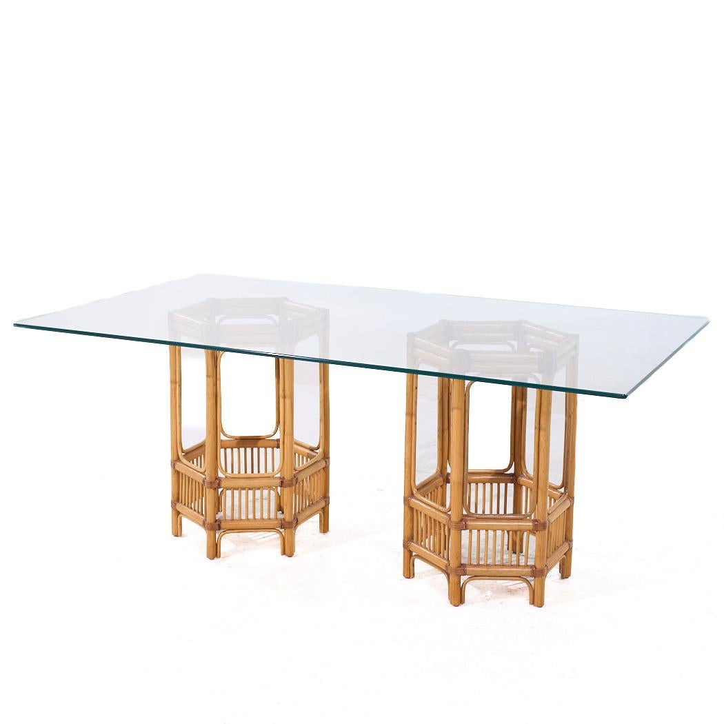 Mesa de comedor de ratán y cristal estilo McGuire de mediados de siglo Moderno de mediados de siglo en venta