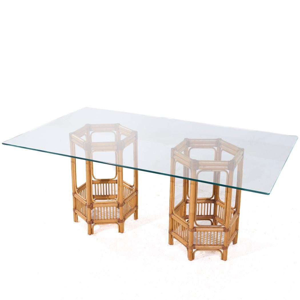 Mesa de comedor de ratán y cristal estilo McGuire de mediados de siglo Estadounidense en venta
