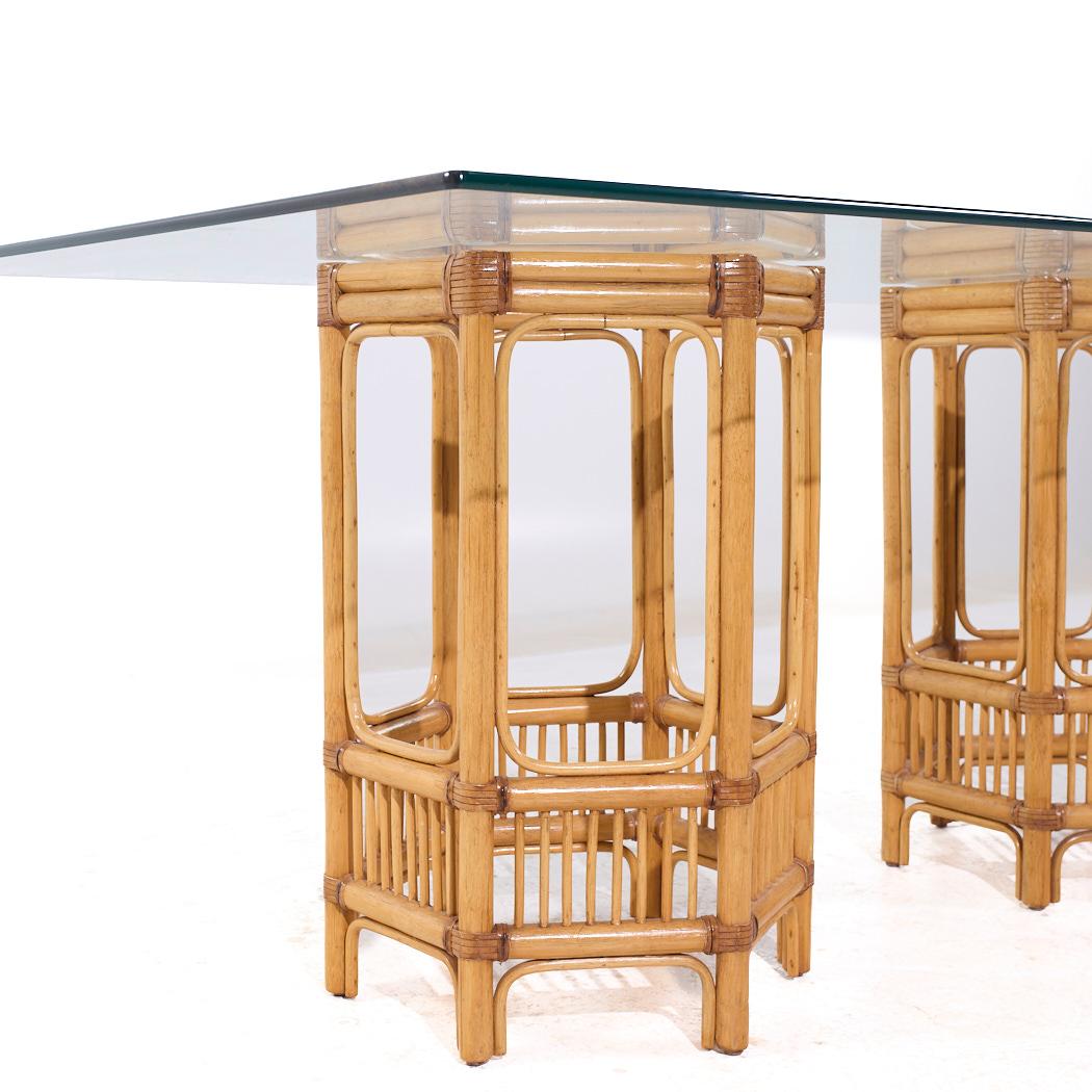 Mesa de comedor de ratán y cristal estilo McGuire de mediados de siglo en Bueno estado para la venta en Countryside, IL