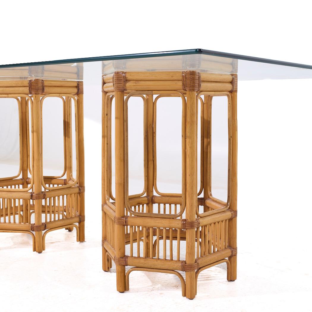 Mesa de comedor de ratán y cristal estilo McGuire de mediados de siglo finales del siglo XX en venta