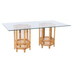 Table de salle à manger de style McGuire mi-siècle en rotin et verre