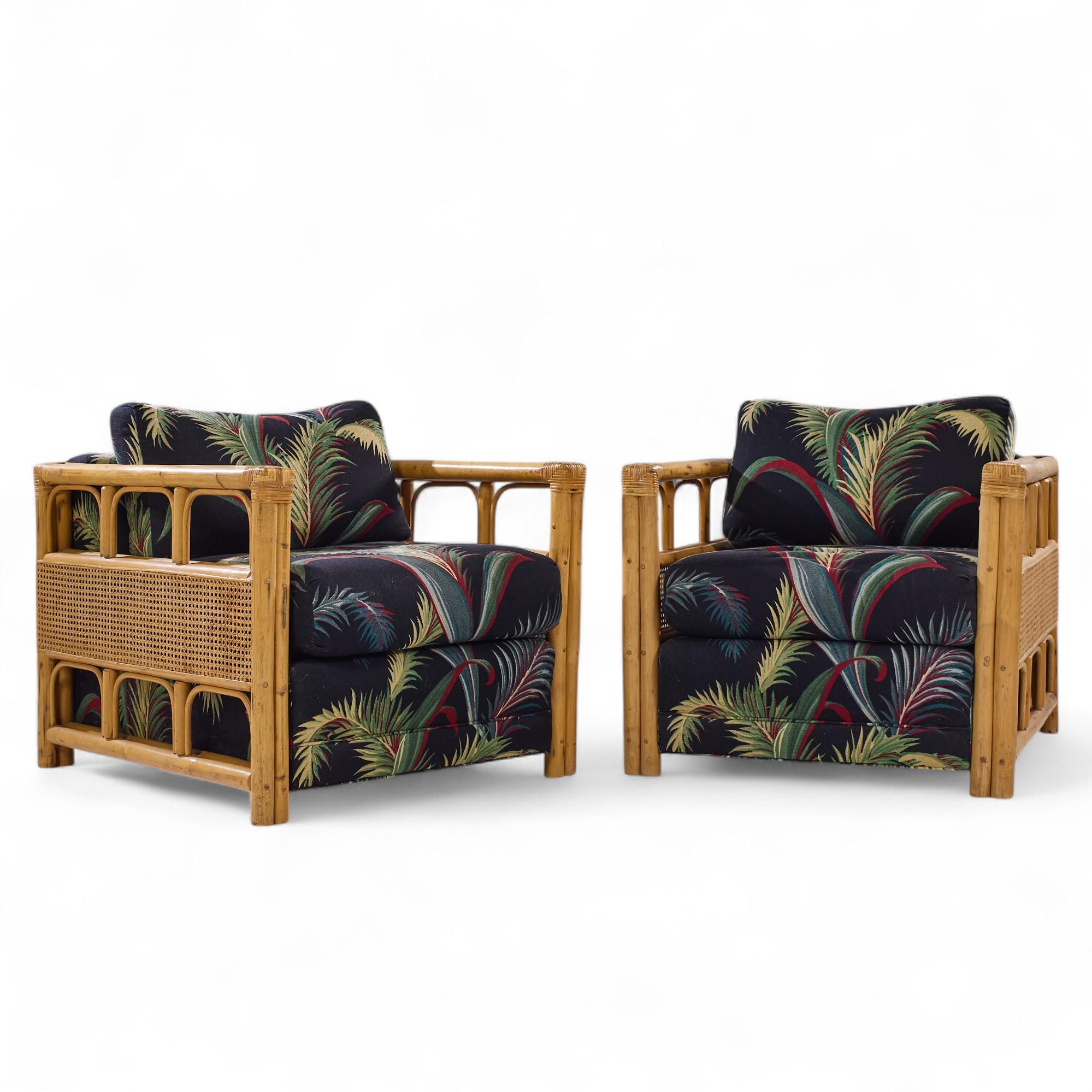 McGuire Style Mid Century Rattan Club Lounge Stühle - Paar

Jeder Stuhl misst: 32,5 breit x 35 tief x 31 hoch, mit einer Sitzhöhe von 18,5 und einer Armhöhe/Stuhlhöhe von 25,75 Zoll

Wir machen unsere Fotos in einem Studio mit kontrollierter