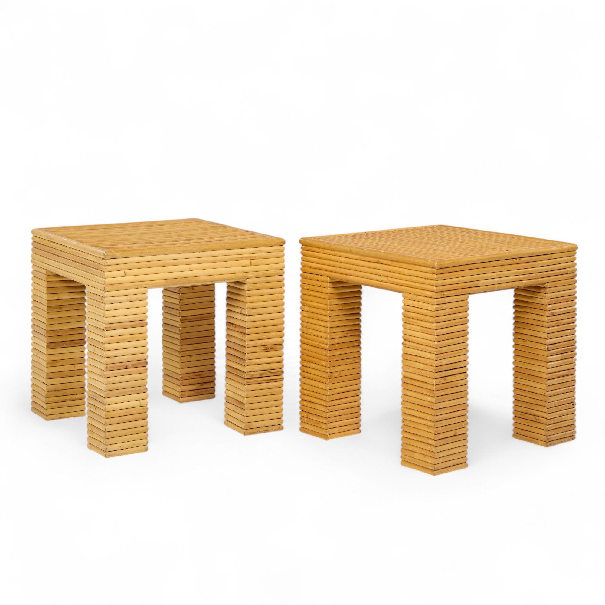 Mid-Century Modern Tables d'appoint en rotin style McGuire Mid Century - Paire en vente