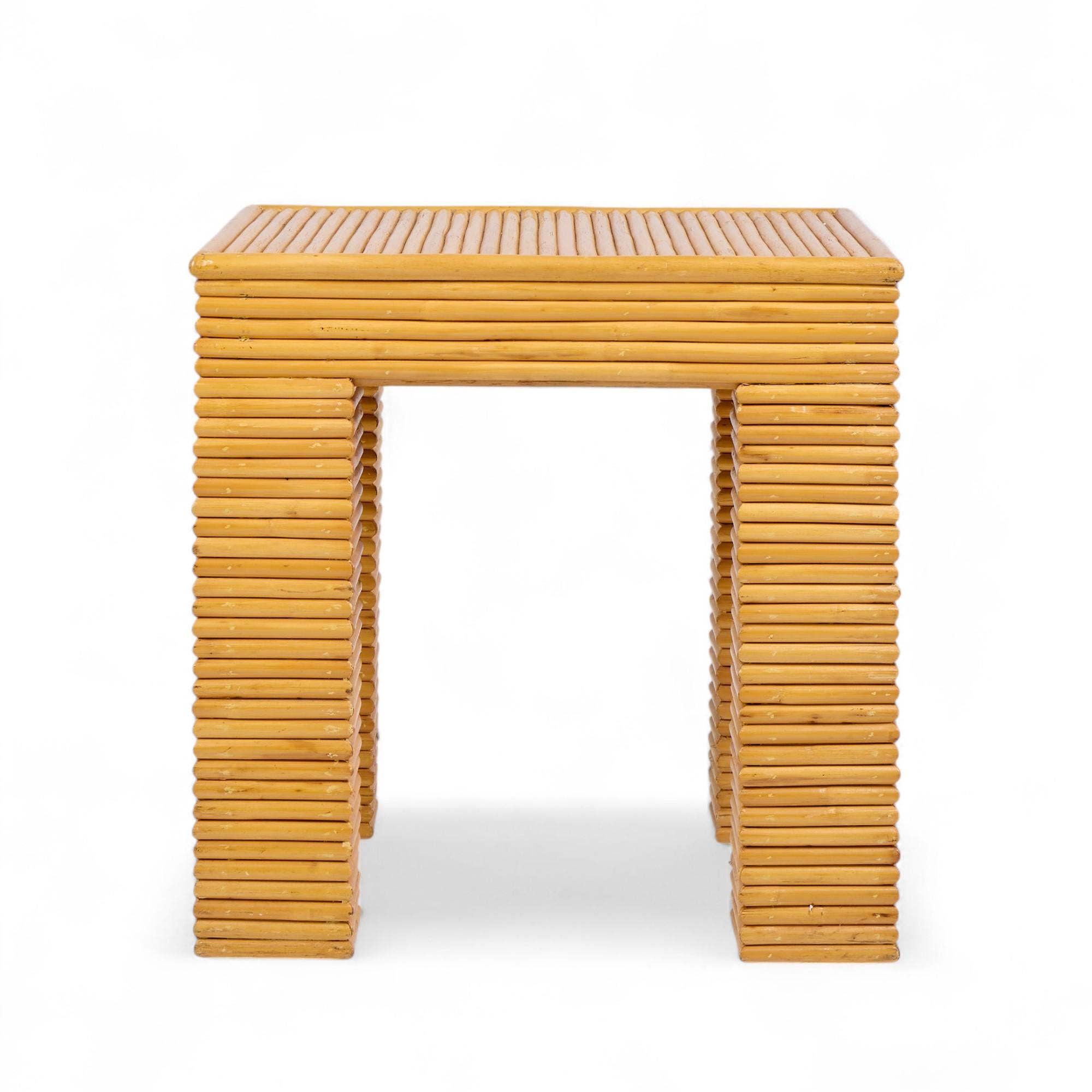 Inconnu Tables d'appoint en rotin style McGuire Mid Century - Paire en vente