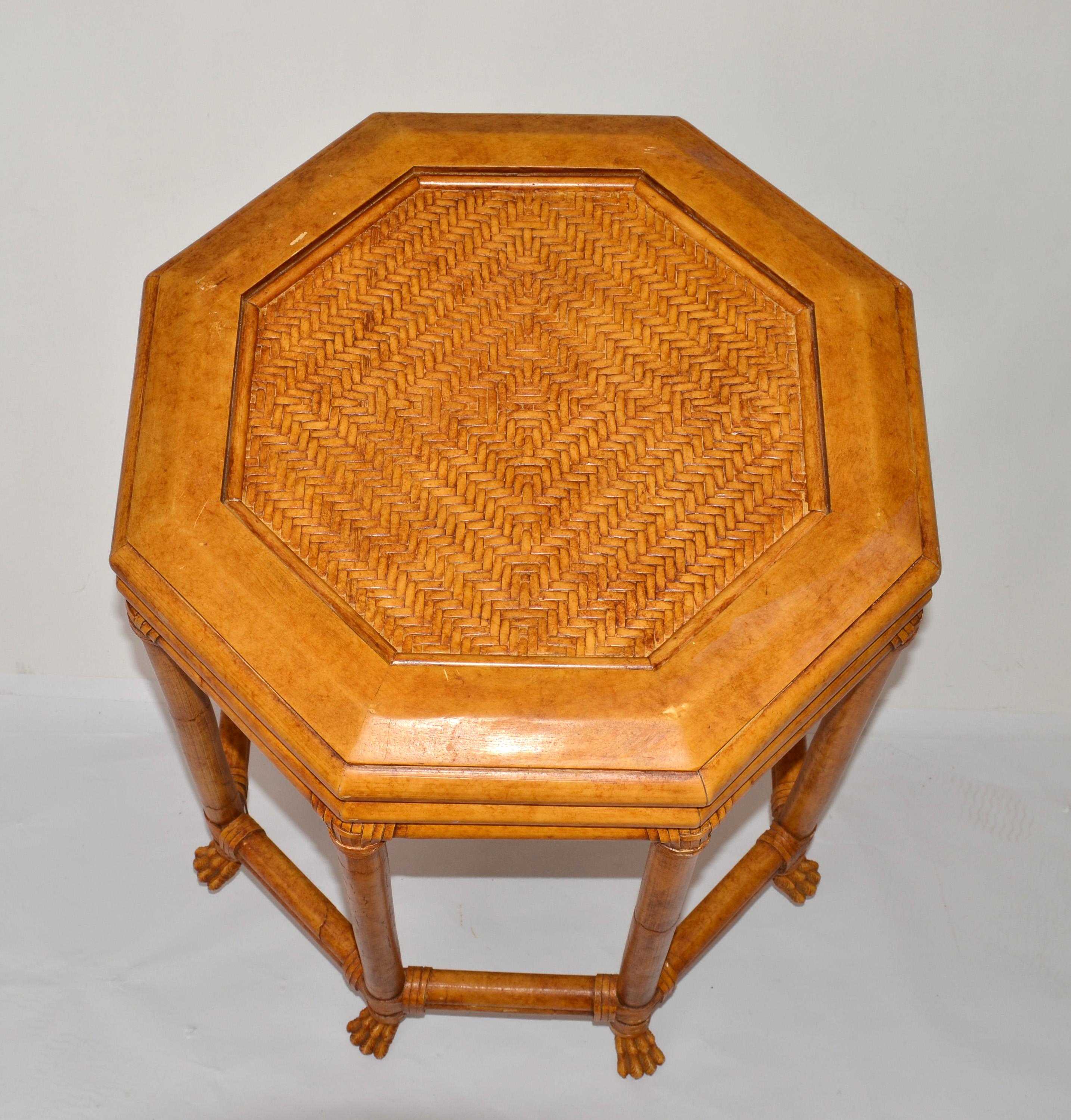 Achteckiger Tisch im McGuire-Stil aus Bambus und Wurzelholzfurnier mit Glasbeschlägen und Glasakzent  (Leder) im Angebot