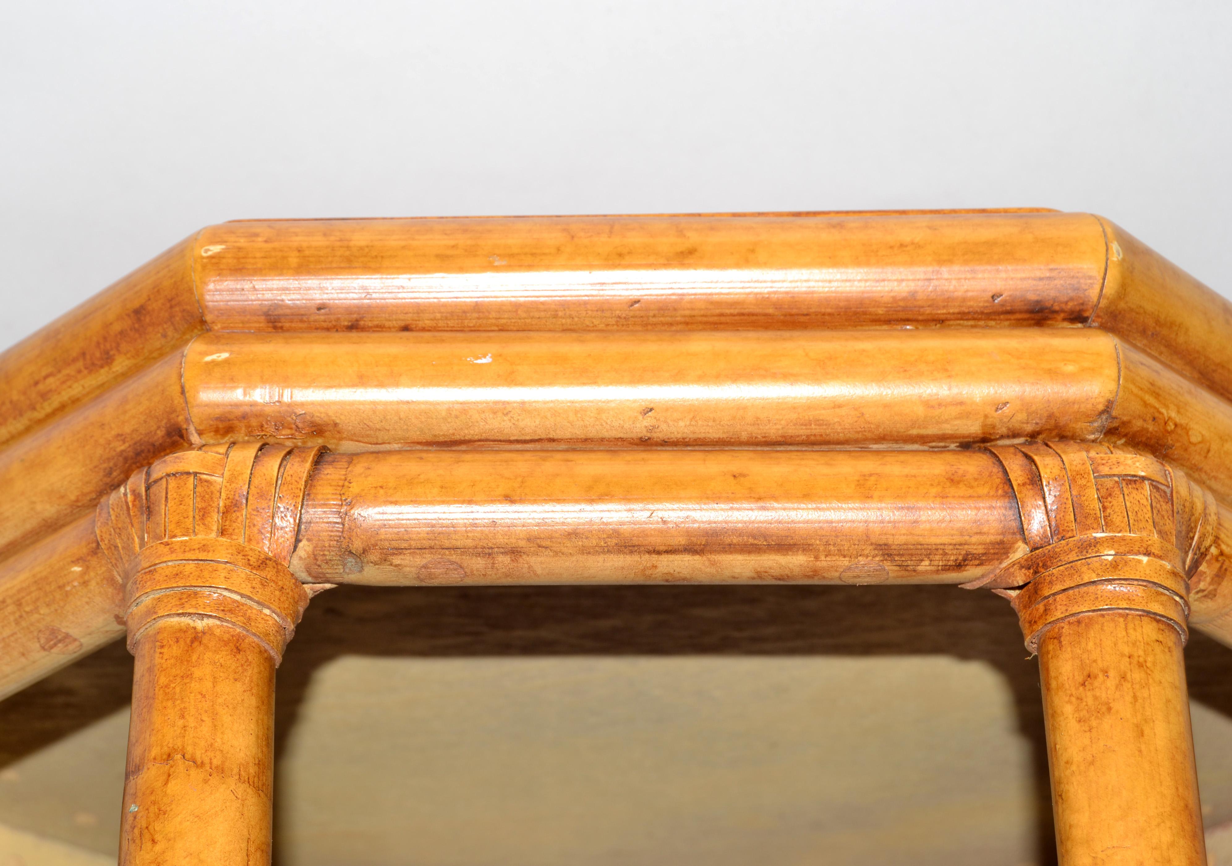 Achteckiger Tisch im McGuire-Stil aus Bambus und Wurzelholzfurnier mit Glasbeschlägen und Glasakzent  im Angebot 1