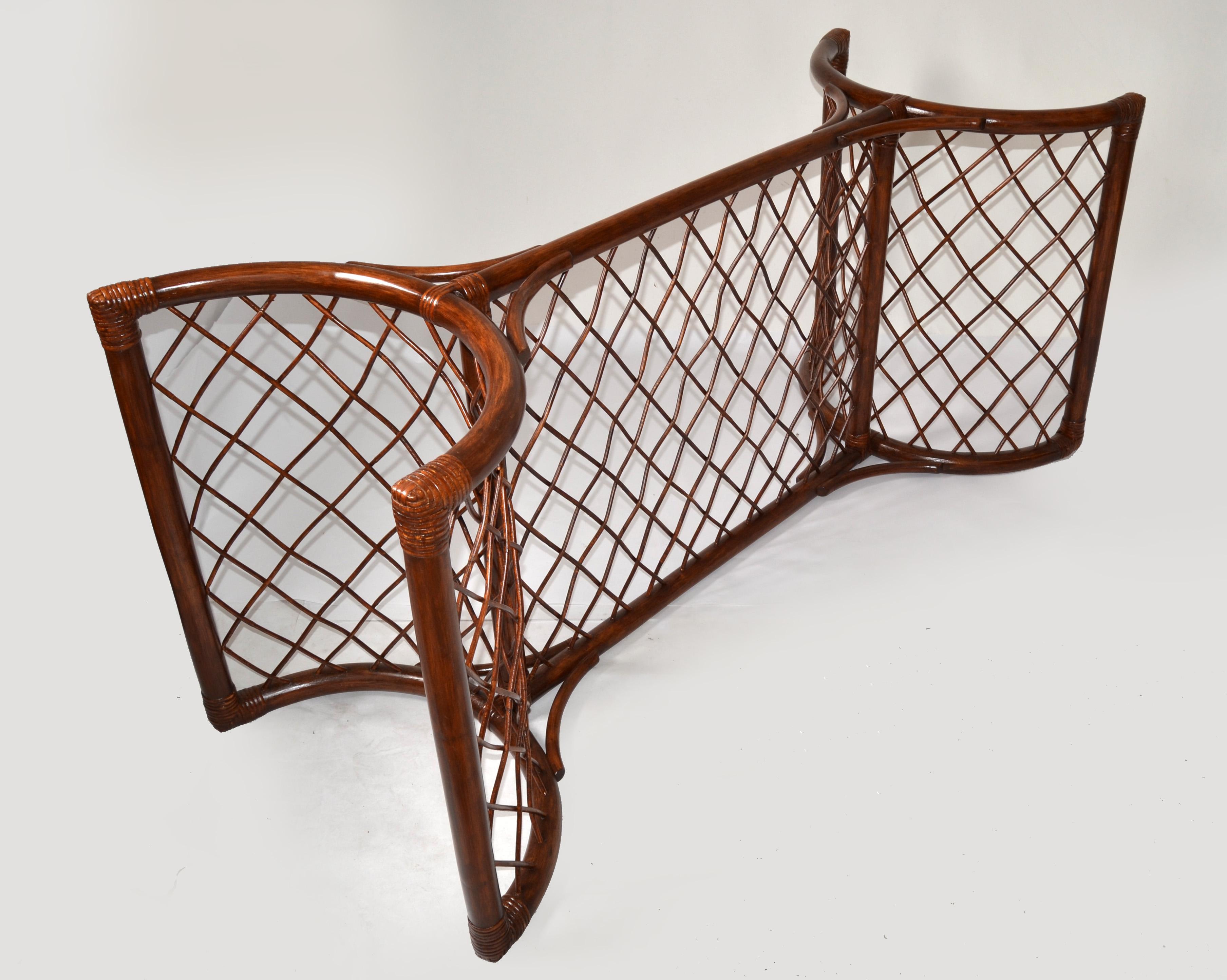 Base de table de salle à manger, table de conférence ou table centrale entièrement restaurée en finition marron foncé, d'après le style McGuire.
Encadrement sculptural bohème en bambou plié avec un design ondulé en filet de roseau et des coins