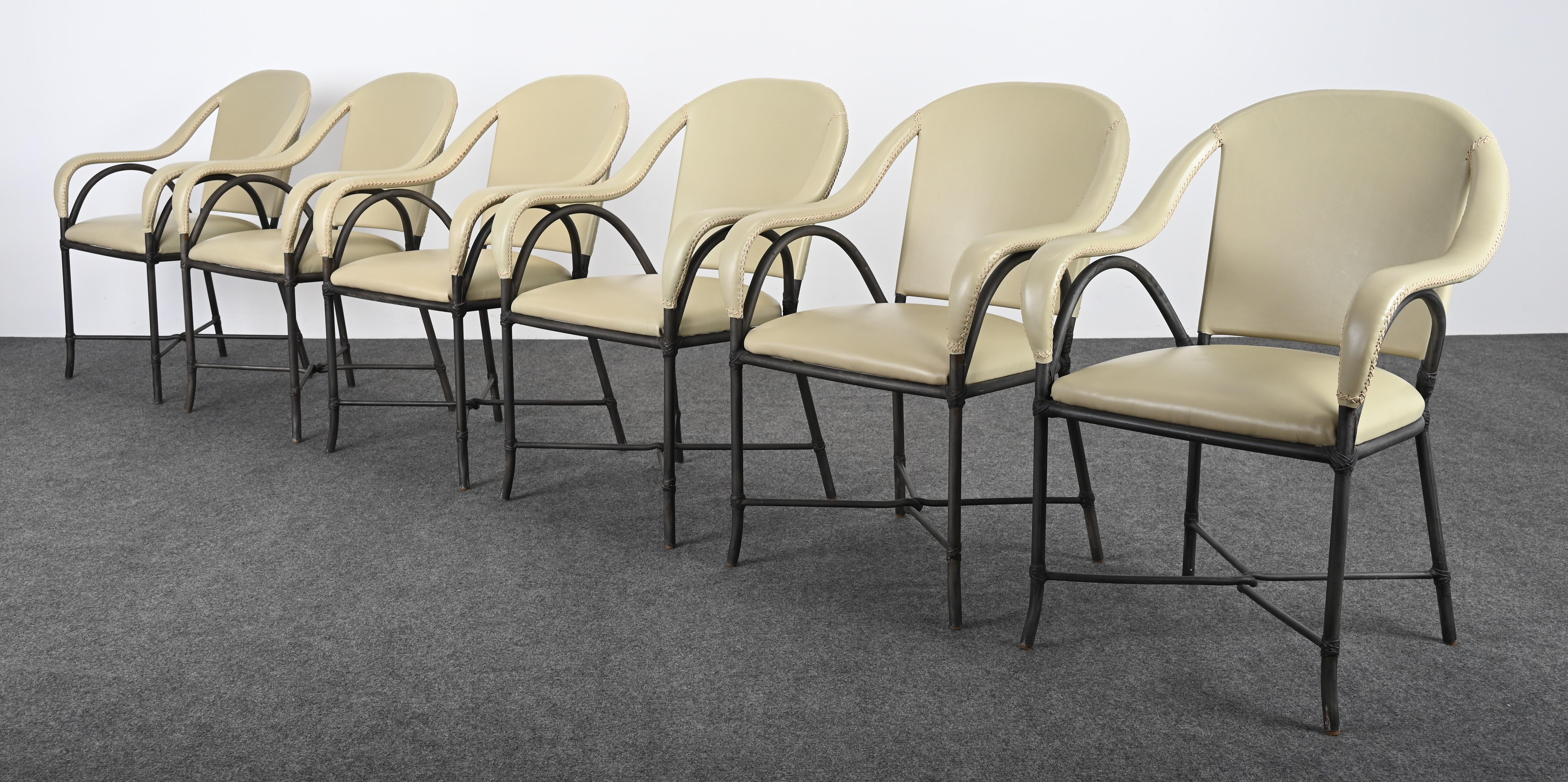 Ein hübsches Set von sechs Terrassenstühlen aus bronziertem Stahl und Leder mit Cowboy-Nähten, die wie von Hand genäht aussehen. Diese Terrassenmöbel würden auch auf einer überdachten Veranda oder in einem Wintergarten gut aussehen. Sie passen gut