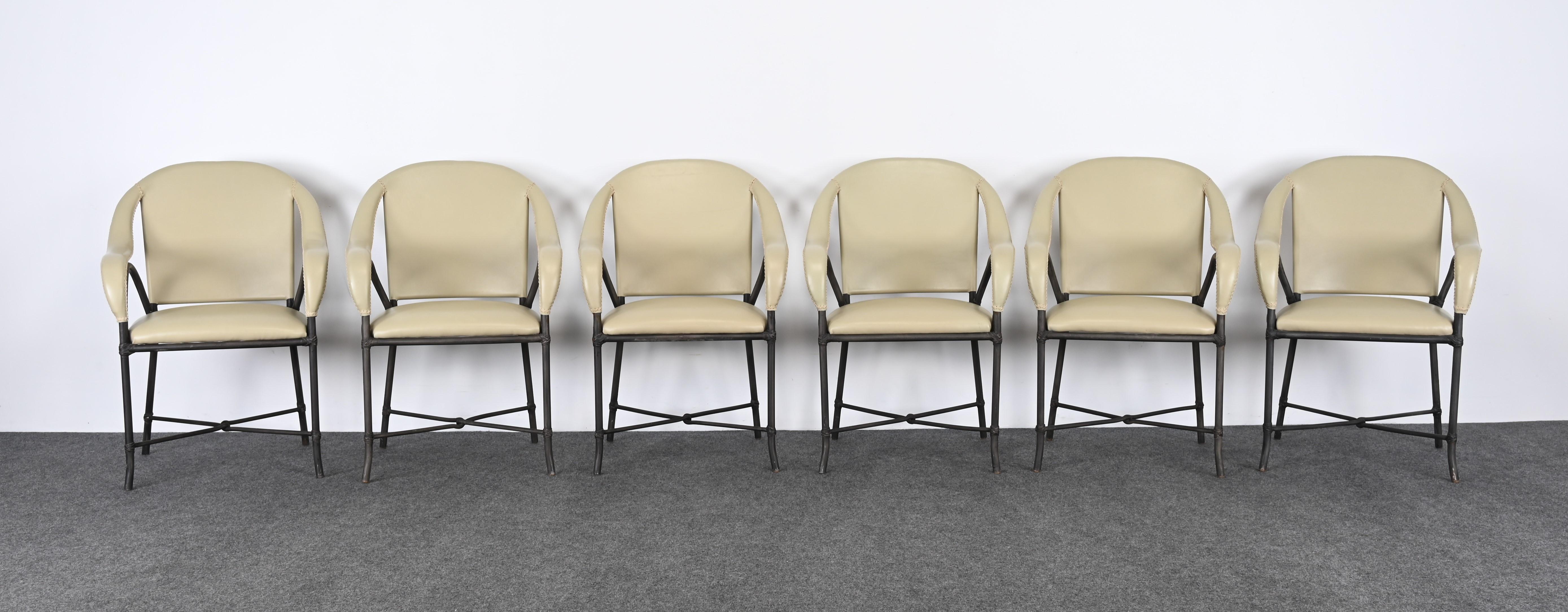 McGuire Style Satz von sechs Esszimmerstühlen aus Stahl und Leder, Terrassenmöbel im Angebot 1