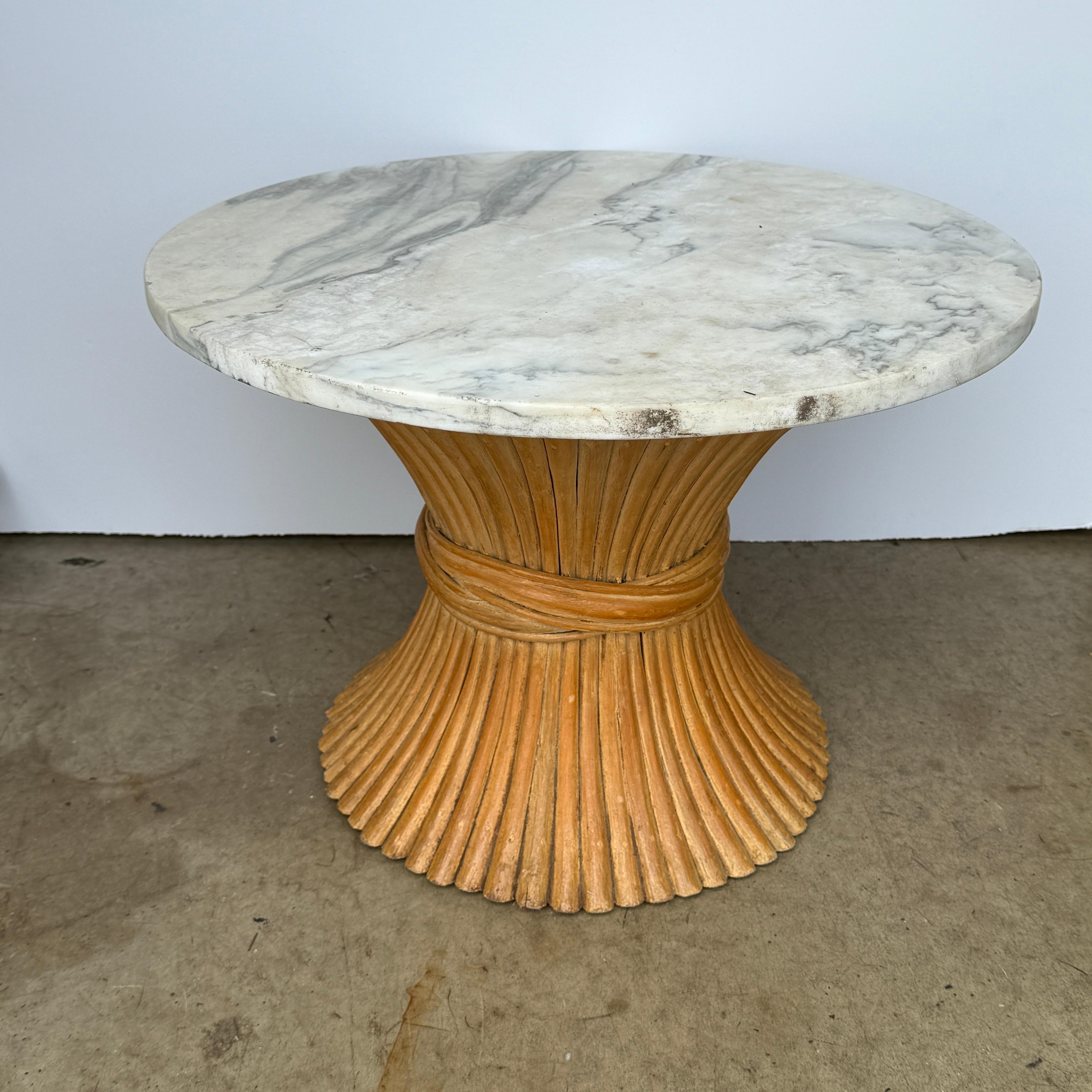 Questa imponente base per tavolo mette in mostra l'iconica lavorazione artigianale del rattan di grano. Abbiamo aggiunto un piano di marmo rotondo a questo piedistallo moderno, scultoreo e organico, rendendolo un pezzo perfetto per qualsiasi spazio
