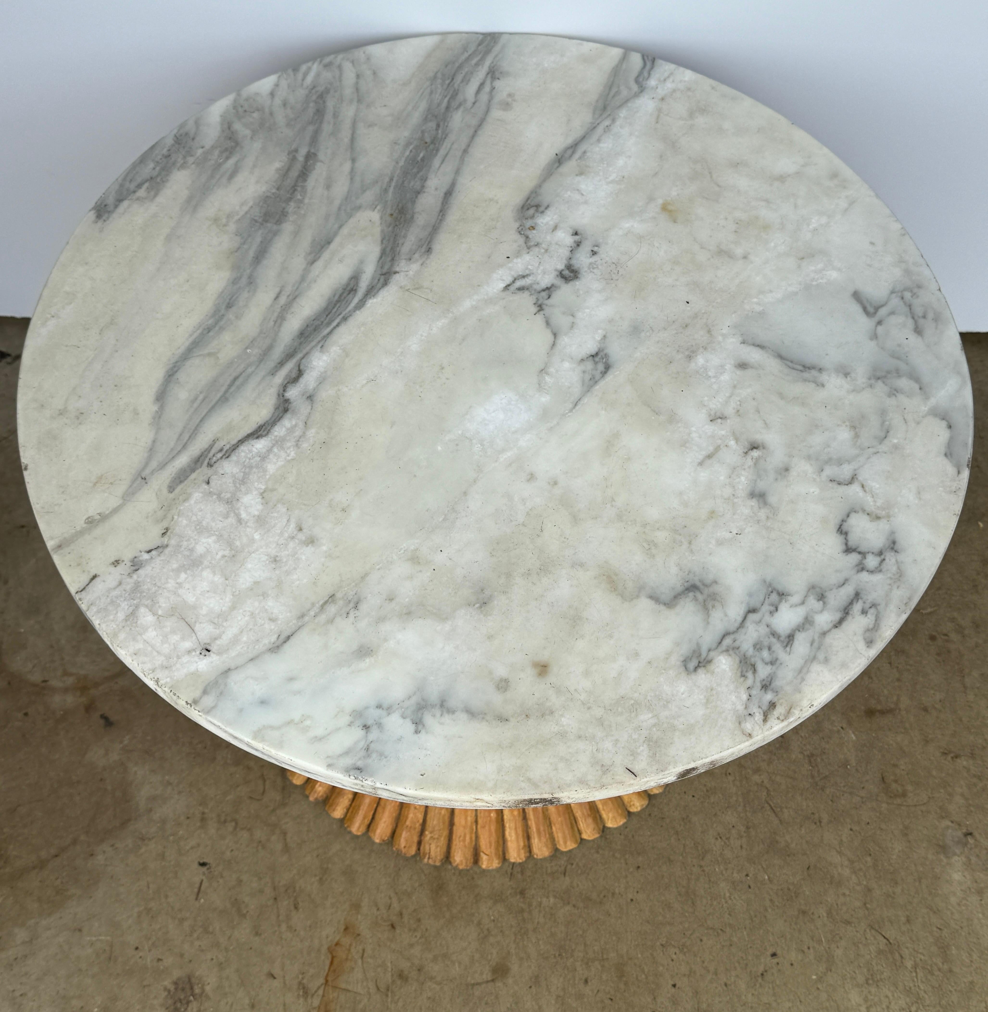 Organico moderno Tavolino rotondo in stile McGuire con piano in marmo in vendita