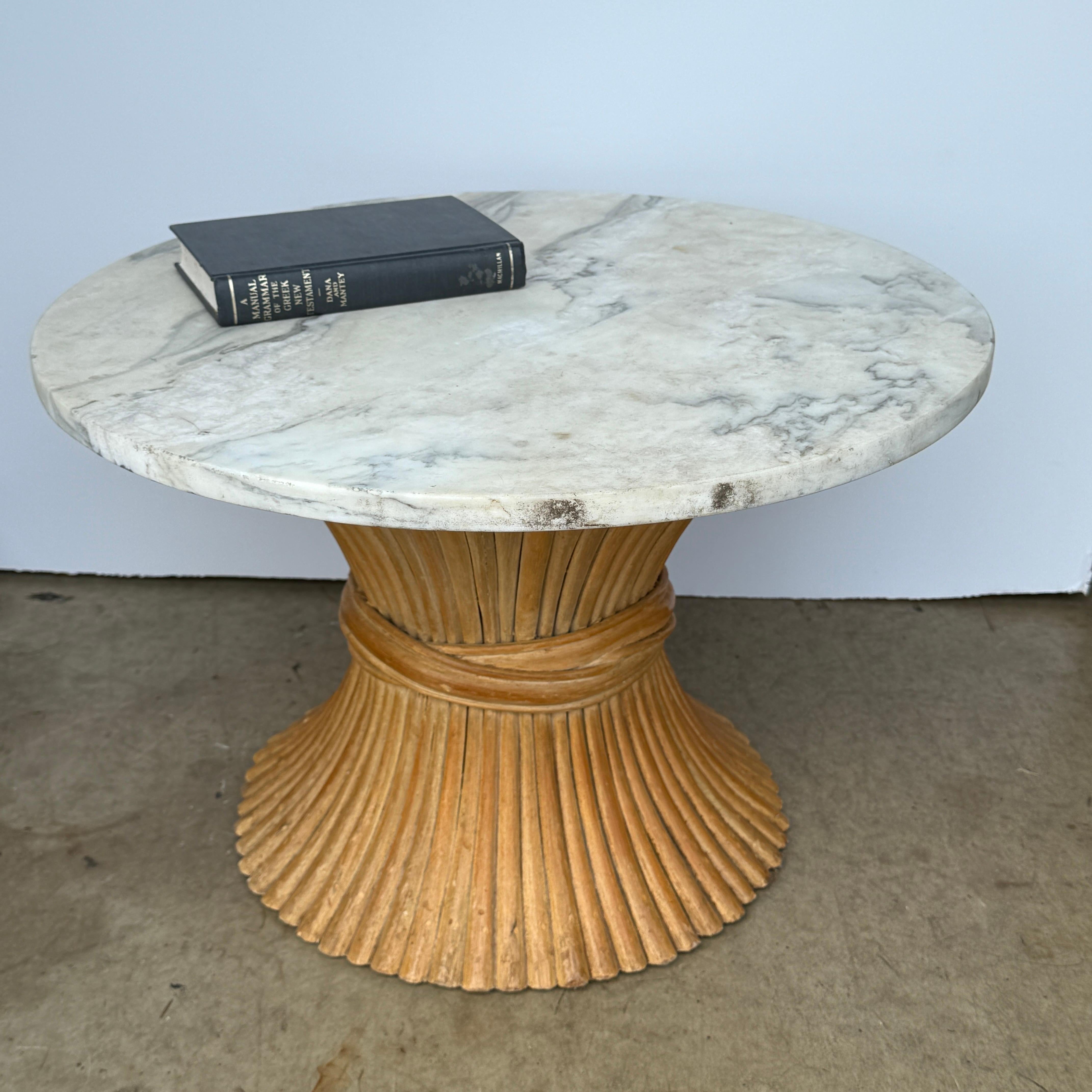 XX secolo Tavolino rotondo in stile McGuire con piano in marmo in vendita