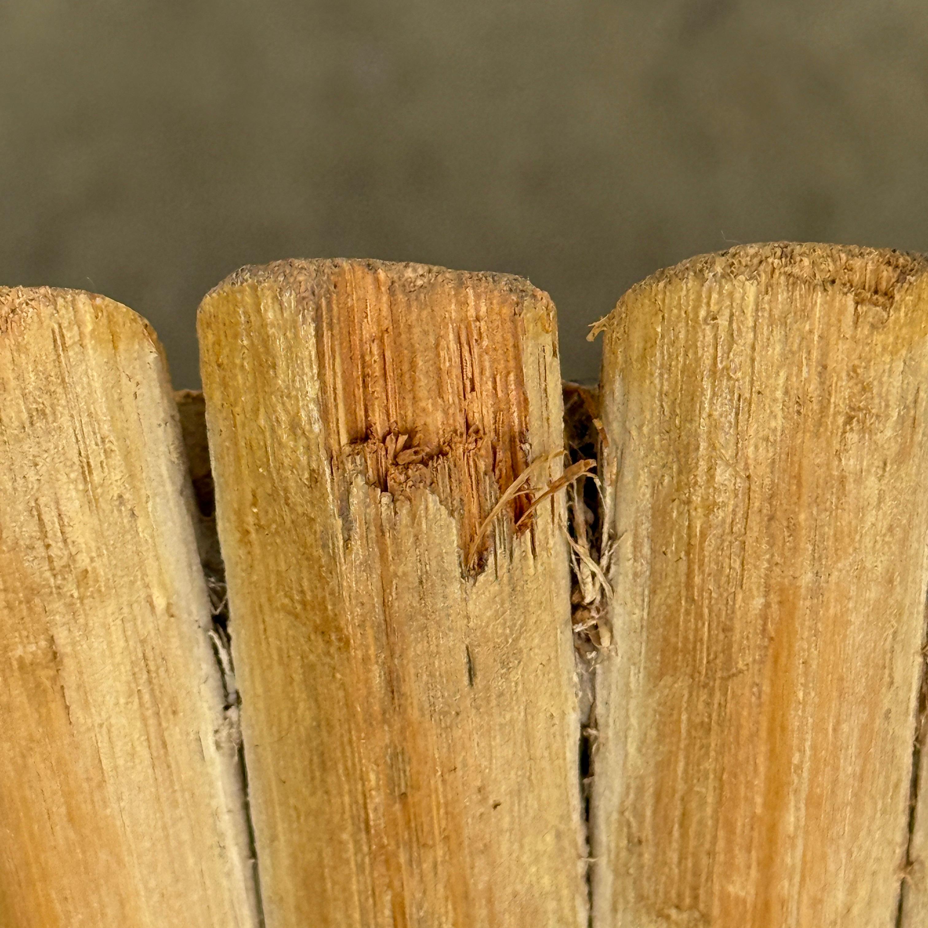 Legno Tavolino rotondo in stile McGuire con piano in marmo in vendita