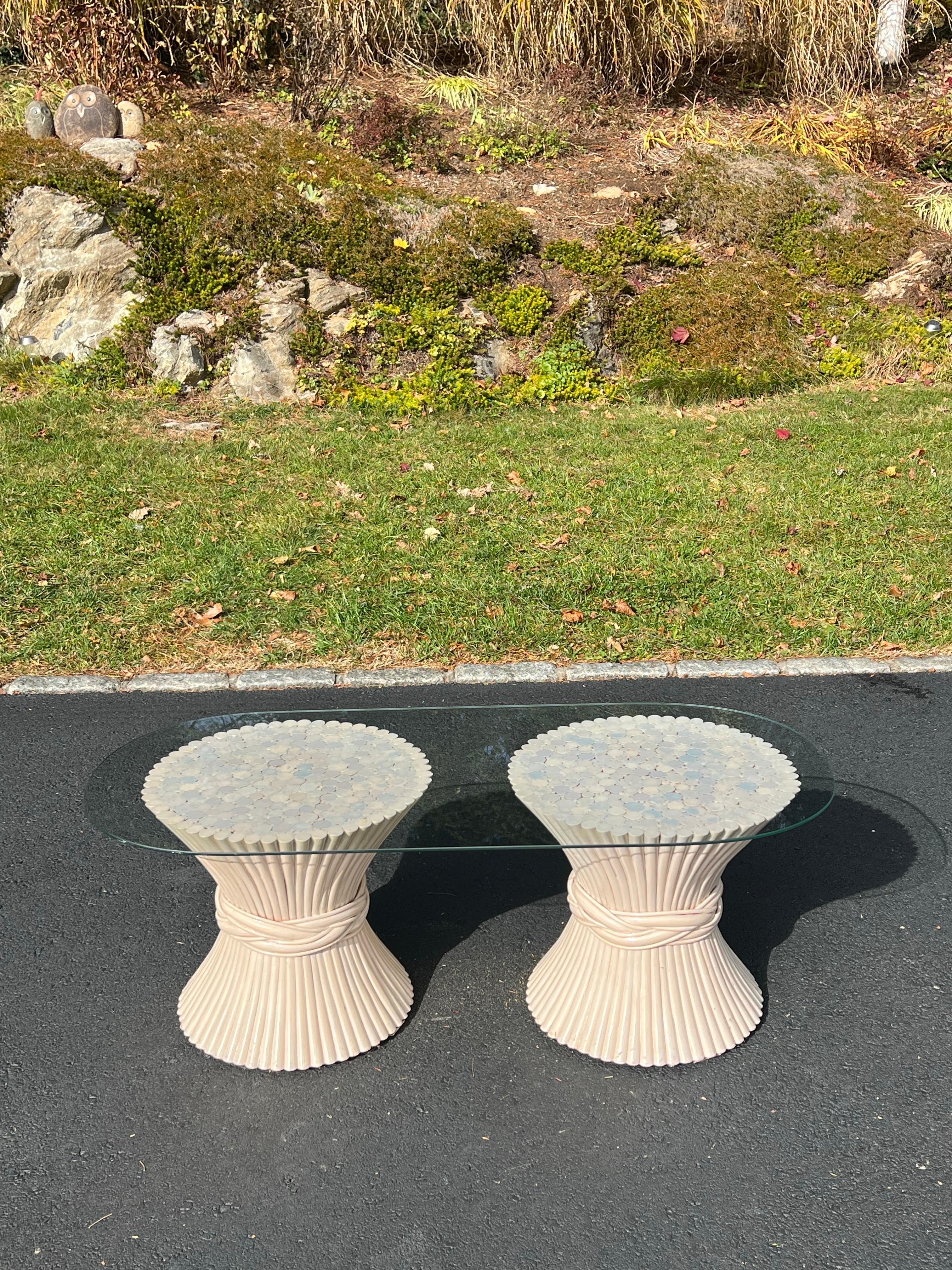 Table basse en rotin c�ôtier McGuire Wheat Chaff. Double base . Vous pouvez également créer deux tables d'appoint distinctes avec ces bases si vous le souhaitez et commander de nouveaux verres. Table design classique pour la maison côtière.