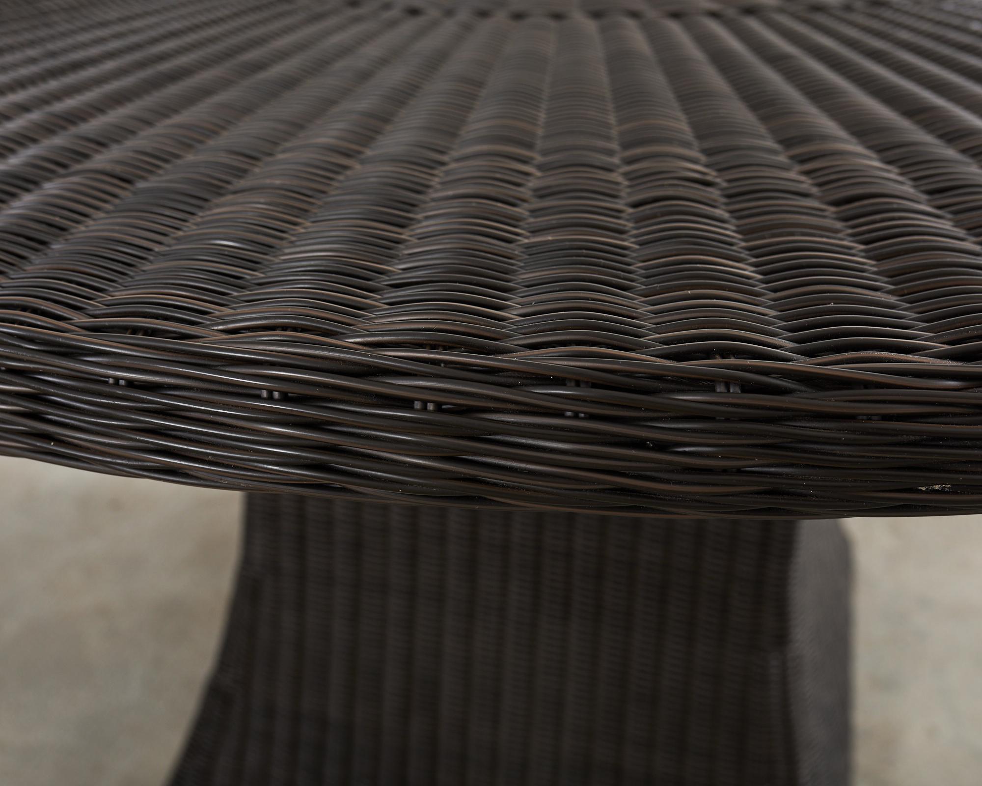 Table de salle à manger de jardin en osier McGuire Woven Resin en vente 3