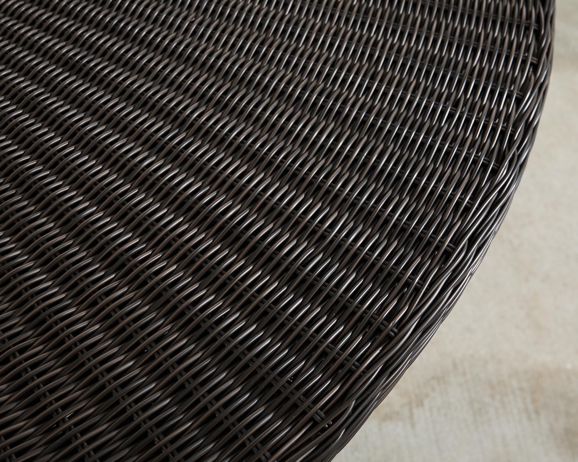Table de salle à manger de jardin en osier McGuire Woven Resin en vente 4