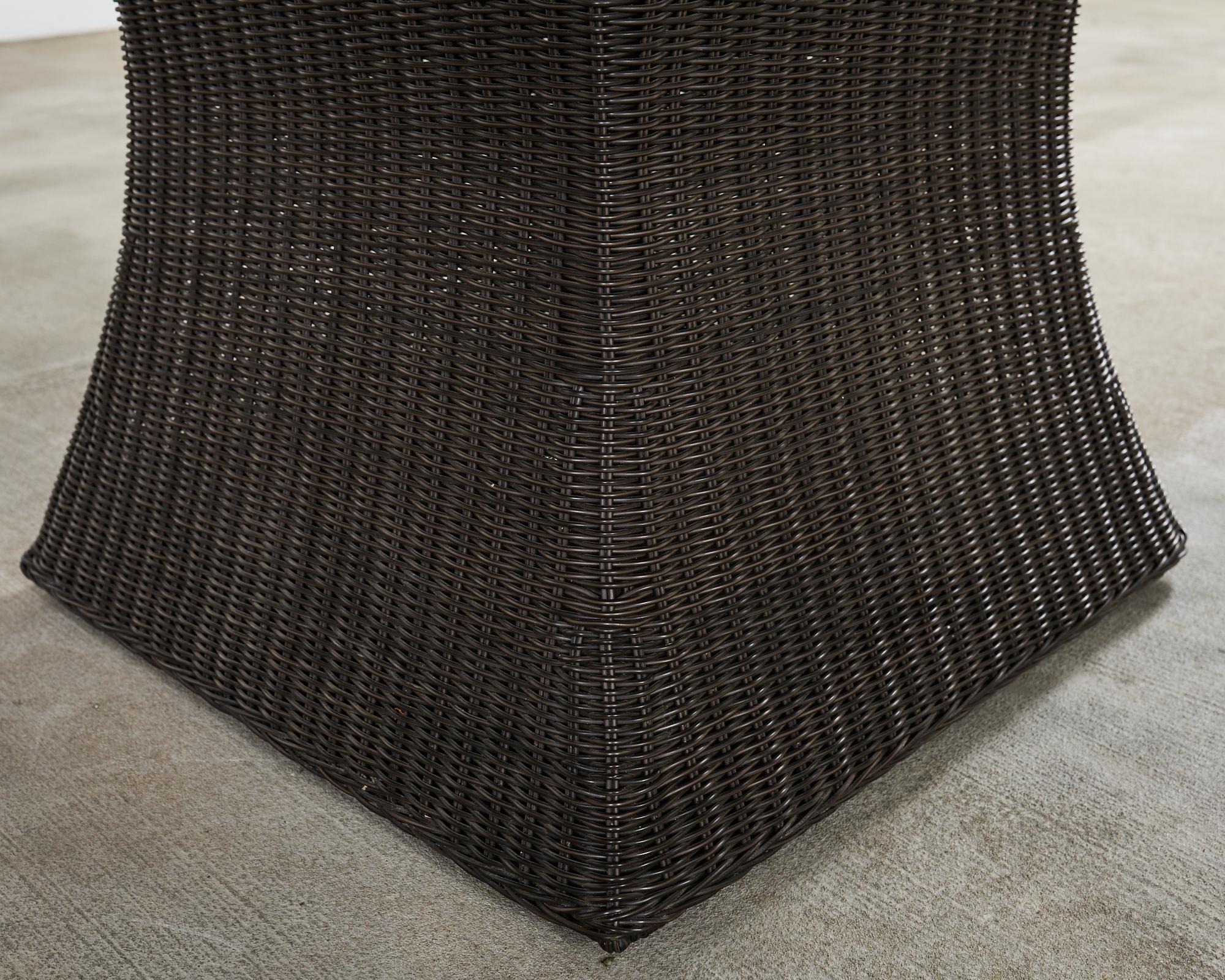 Table de salle à manger de jardin en osier McGuire Woven Resin en vente 6