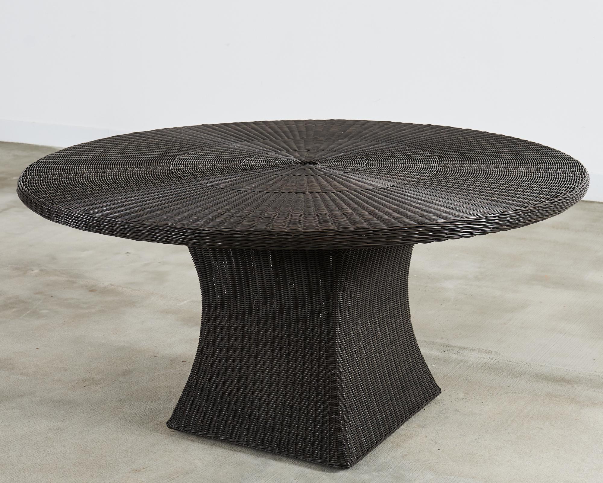 Organique Table de salle à manger de jardin en osier McGuire Woven Resin en vente