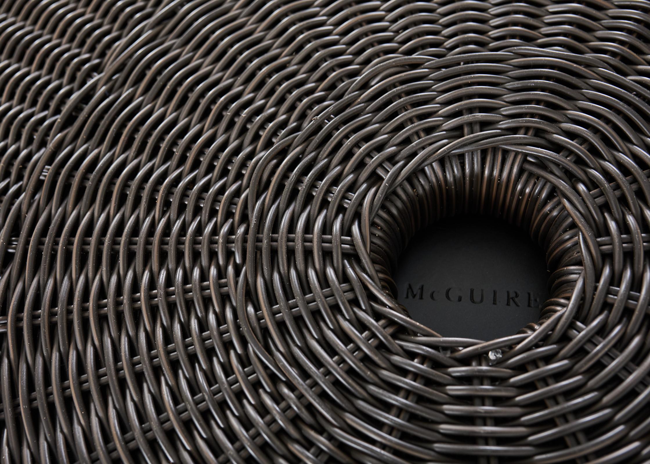 Américain Table de salle à manger de jardin en osier McGuire Woven Resin en vente