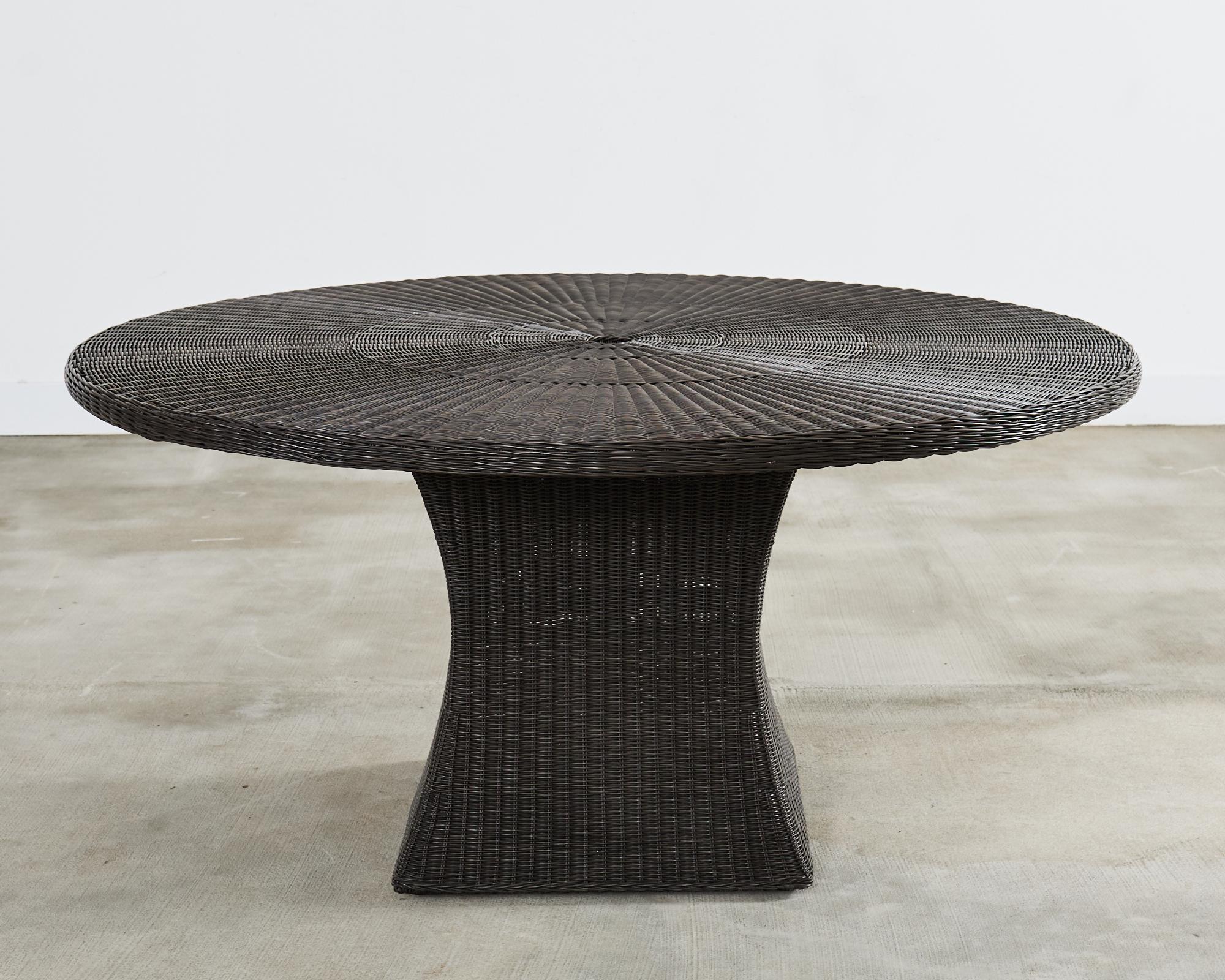 Table de salle à manger de jardin en osier McGuire Woven Resin Bon état - En vente à Rio Vista, CA