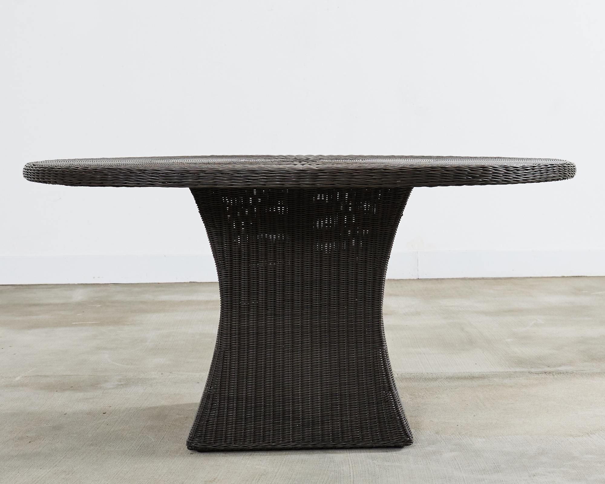 XXIe siècle et contemporain Table de salle à manger de jardin en osier McGuire Woven Resin en vente
