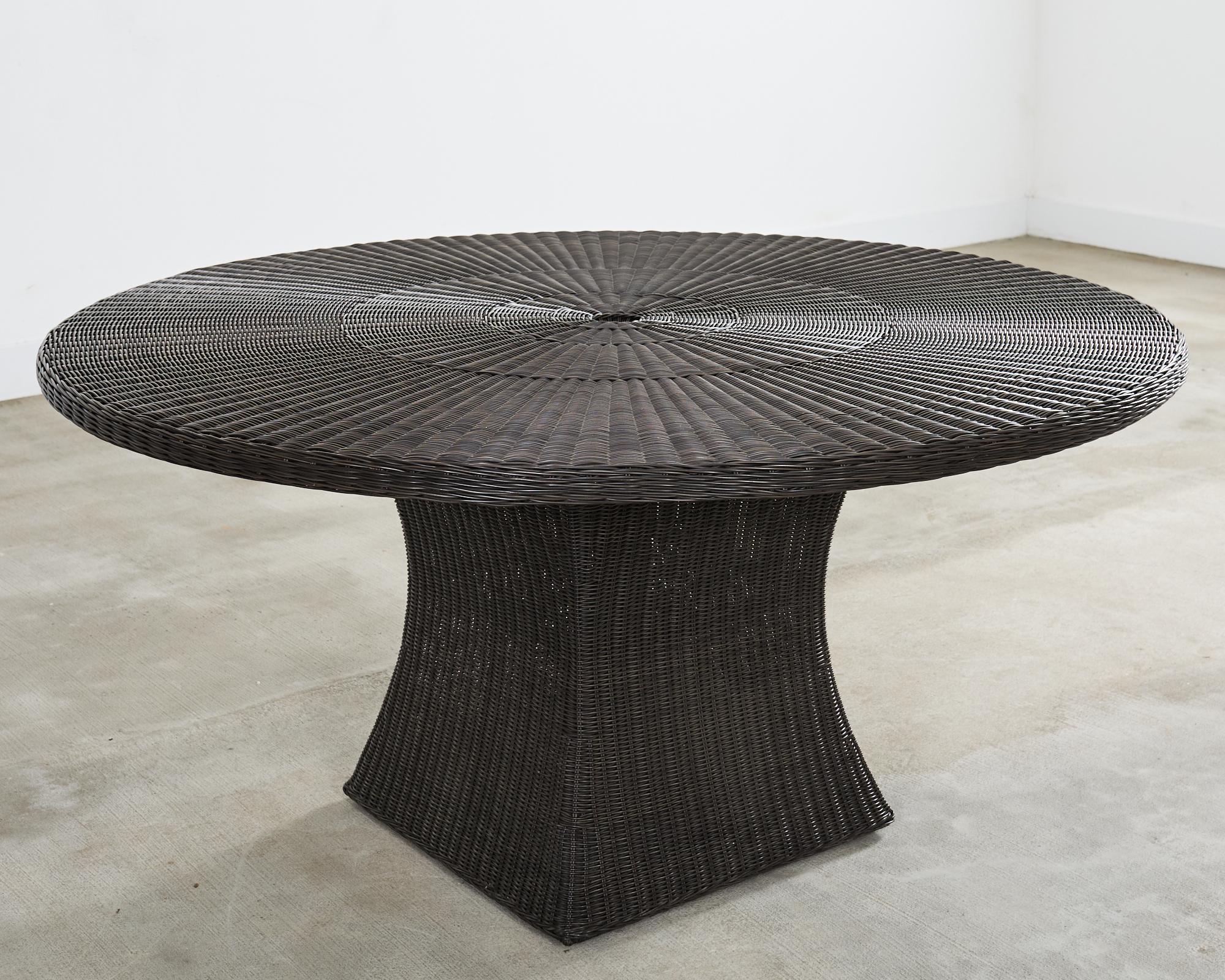 Acier Table de salle à manger de jardin en osier McGuire Woven Resin en vente