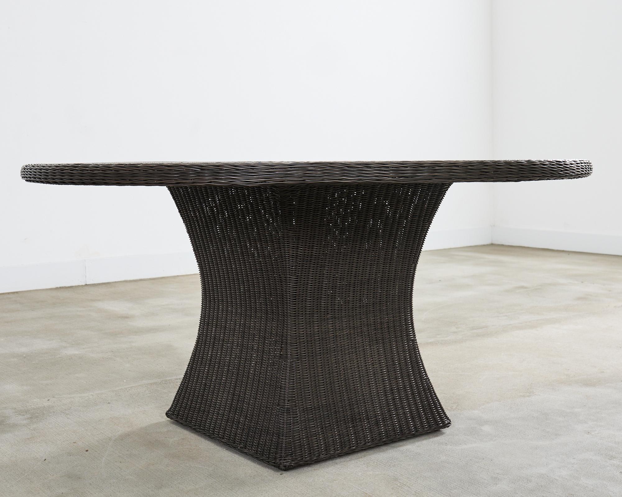 Table de salle à manger de jardin en osier McGuire Woven Resin en vente 1