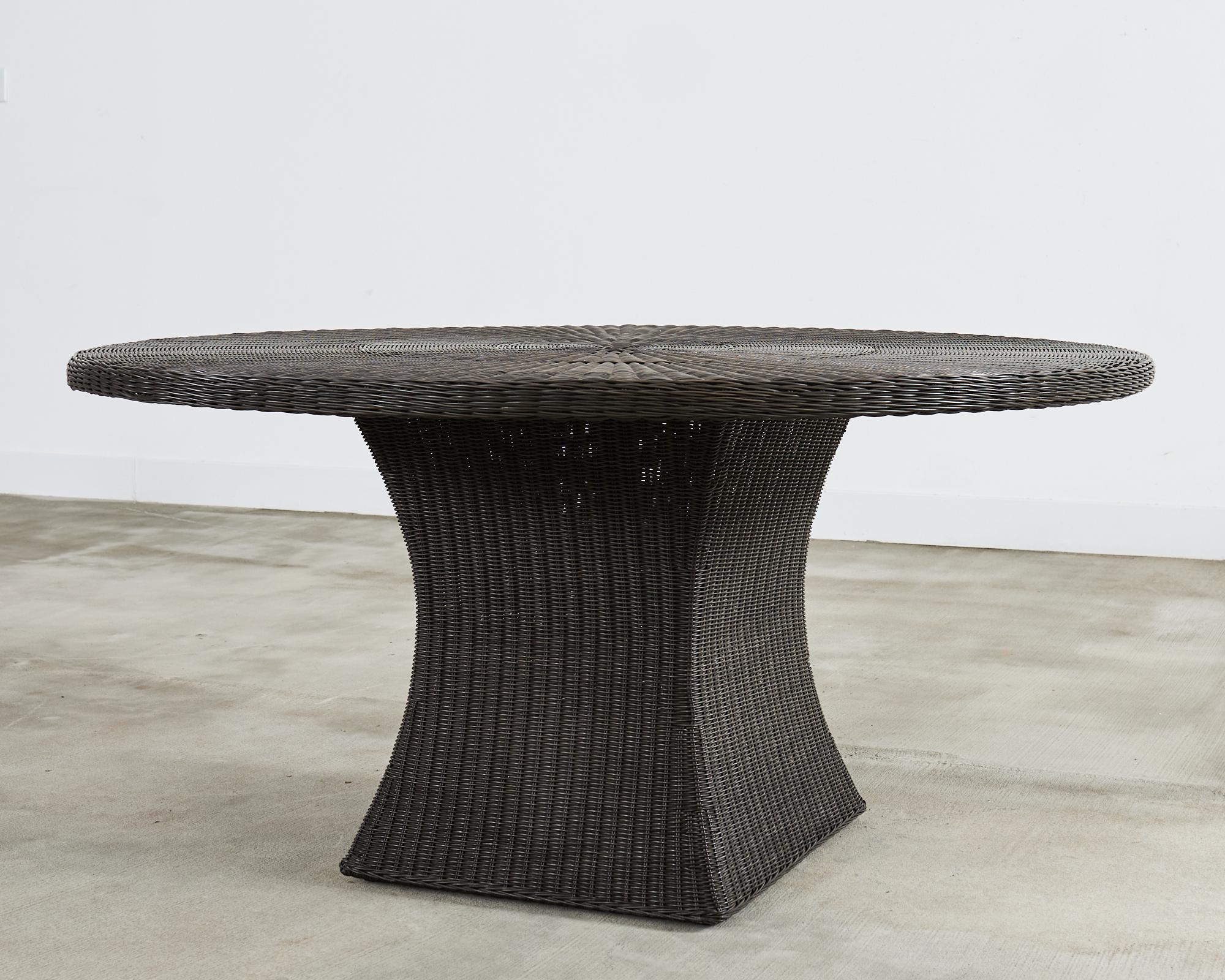 Table de salle à manger de jardin en osier McGuire Woven Resin en vente 2