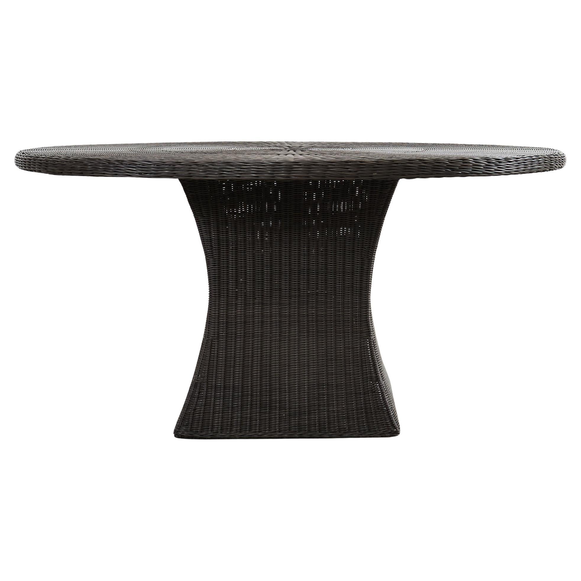 Mesa de comedor de jardín de mimbre y resina tejida McGuire