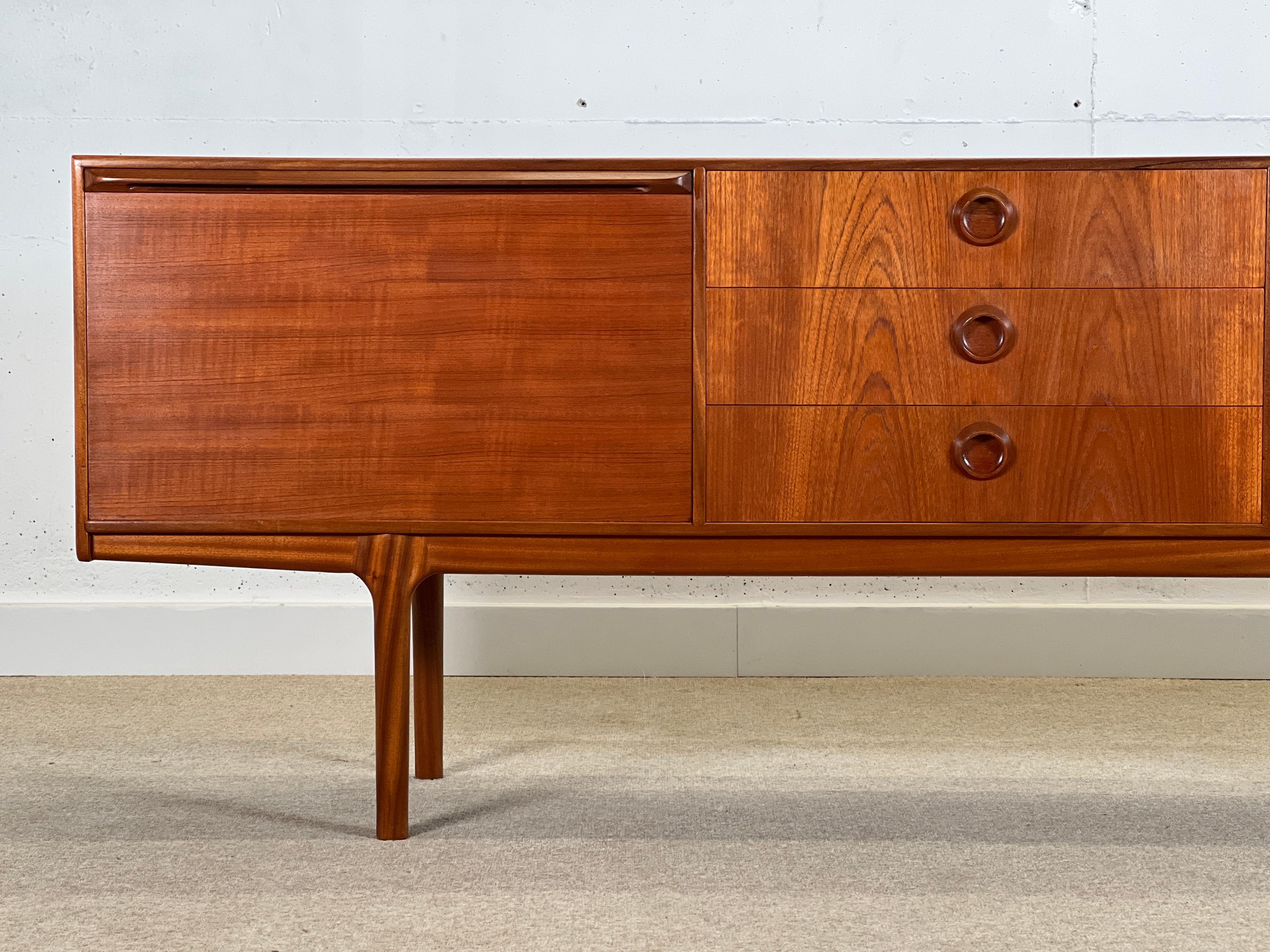 Mcintosh Dunoon Teak Sideboard In Excellent Condition For Sale In Buxton, GB
