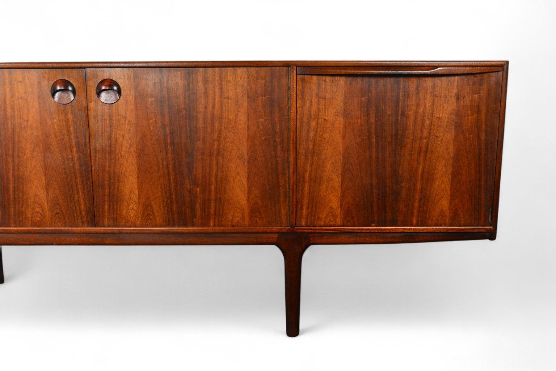 Herkunft: Schottland
Designer: Val Rossi
Hersteller: A.H. McIntosh
Epoche: 1960er Jahre
MATERIALIEN: Palisanderholz
Abmessungen: 84″ breit x 18″ tief x 30″ hoch