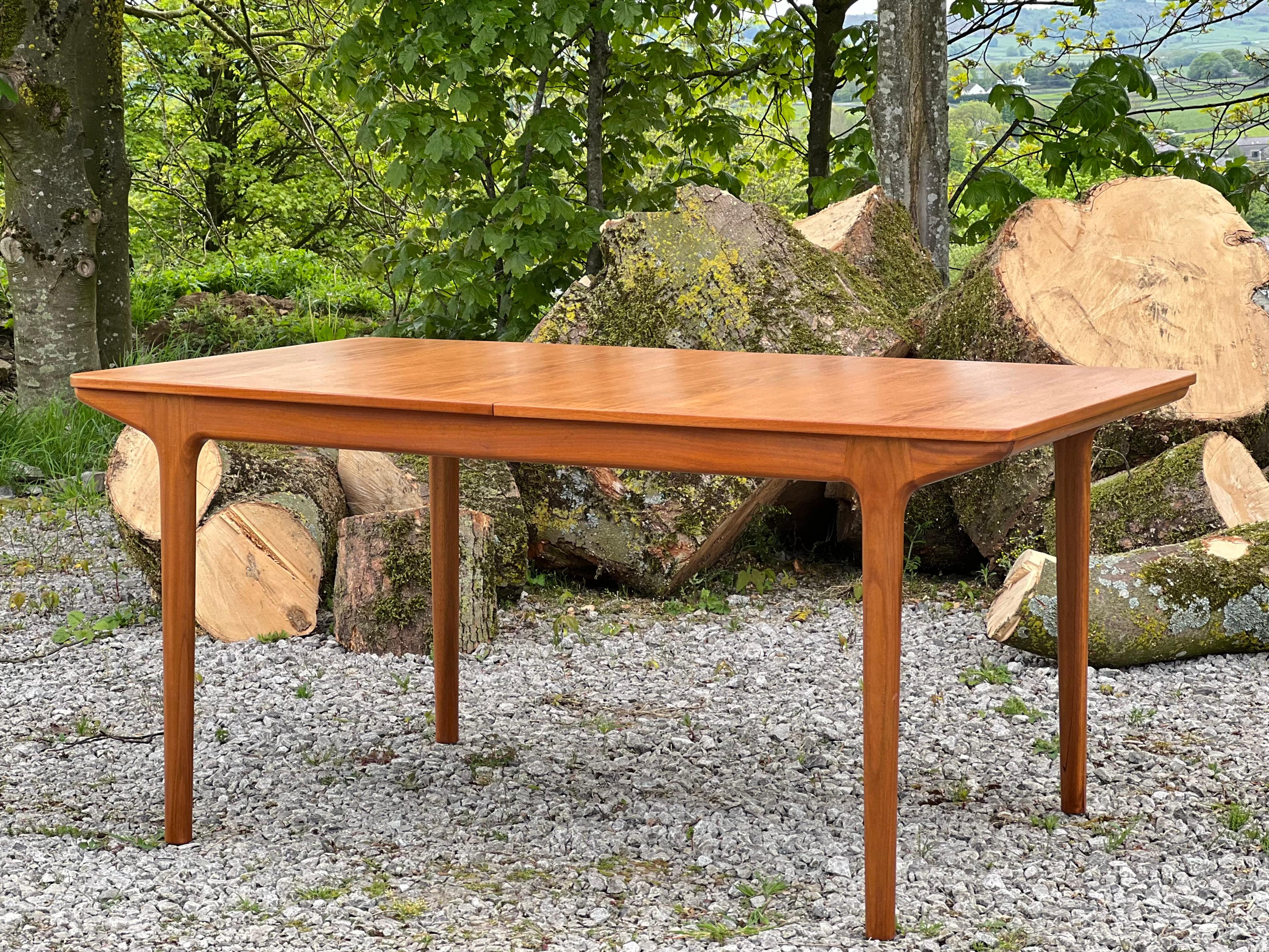 Extending dining table designed by Tom Robertson for McIntosh’s Dunvegan collection in the 70s. This piece, made of teak, keeps the original signature with the year.

This table became one of the icons of the brand, its design was patented by
