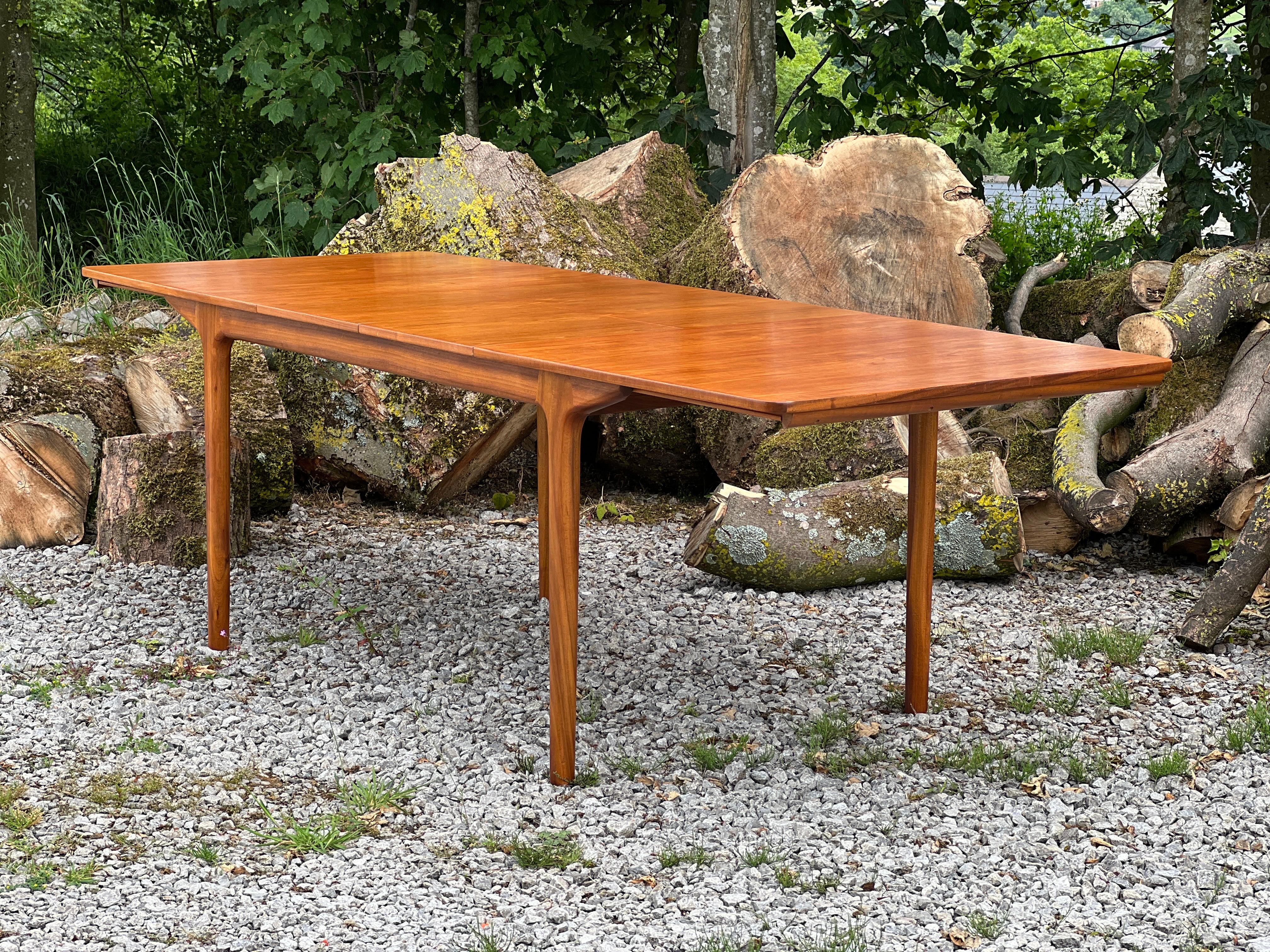 Mid-Century Modern McIntosh Extending Dining Table (Dunvegan) For Sale