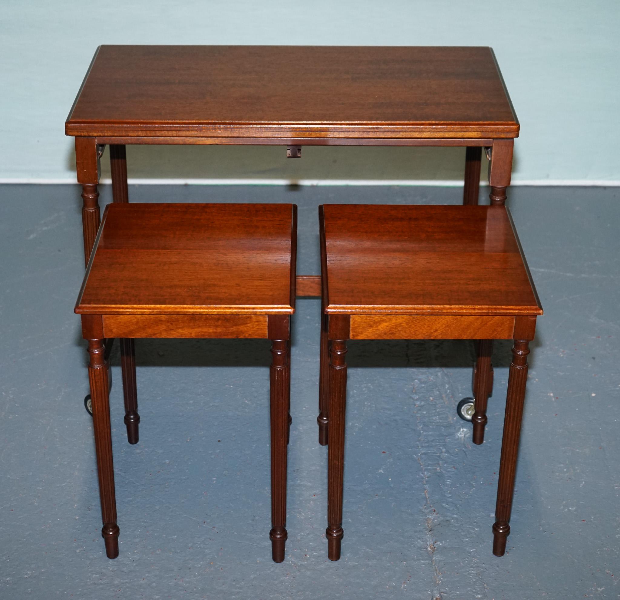 
Antiquariato di Londra



Questo mobile vintage di McIntosh combina la funzionalità di un tavolo a carrello con la versatilità di un set di tavoli annidati. Realizzato in legno massiccio, il carrello principale presenta eleganti gambe tornite,
