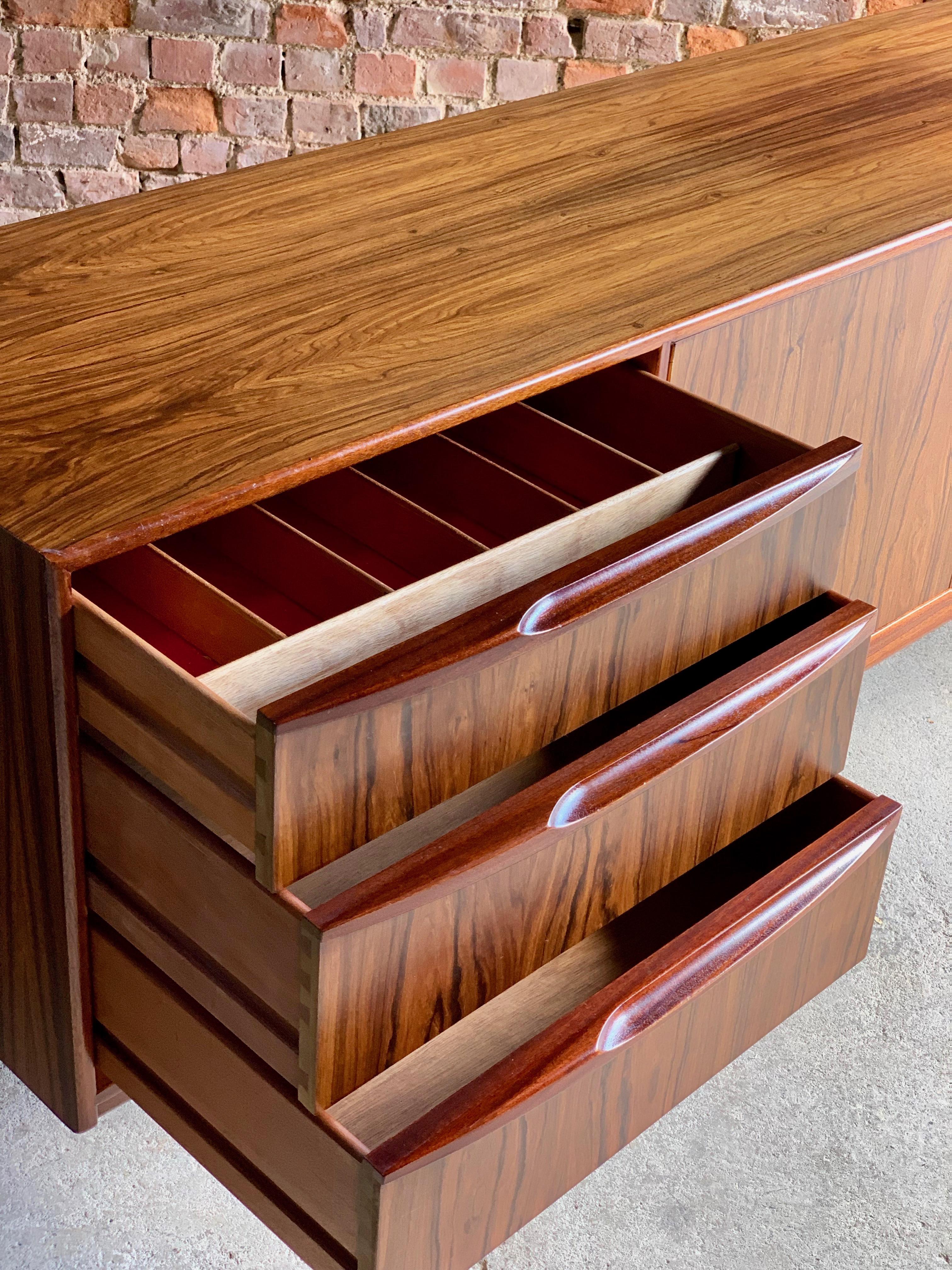 McIntosh Rosewood Sideboard Credenza Tom Robertson for A.H McIntosh circa 1960s In Good Condition In Longdon, Tewkesbury