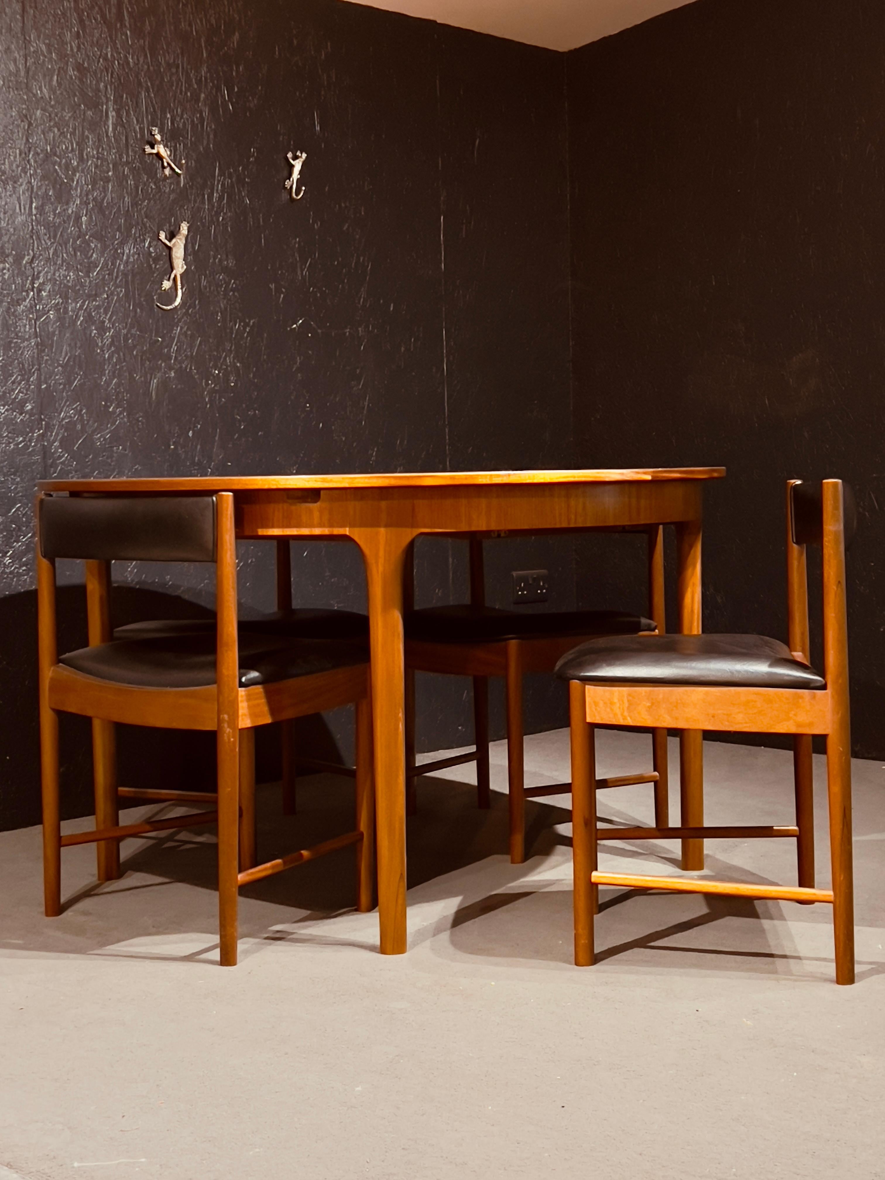 Runder ausziehbarer Esstisch und Stühle aus Teakholz in schwarzem Vinyl von McIntosh 6