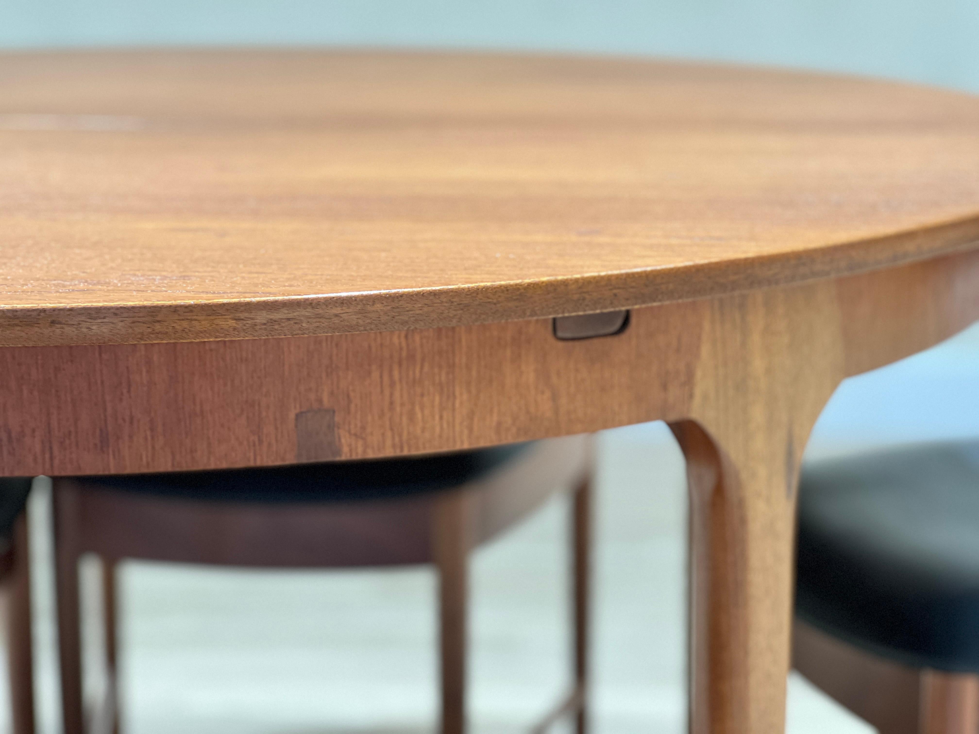 Veneer McIntosh Set of a Circular Table and 4 Chairs