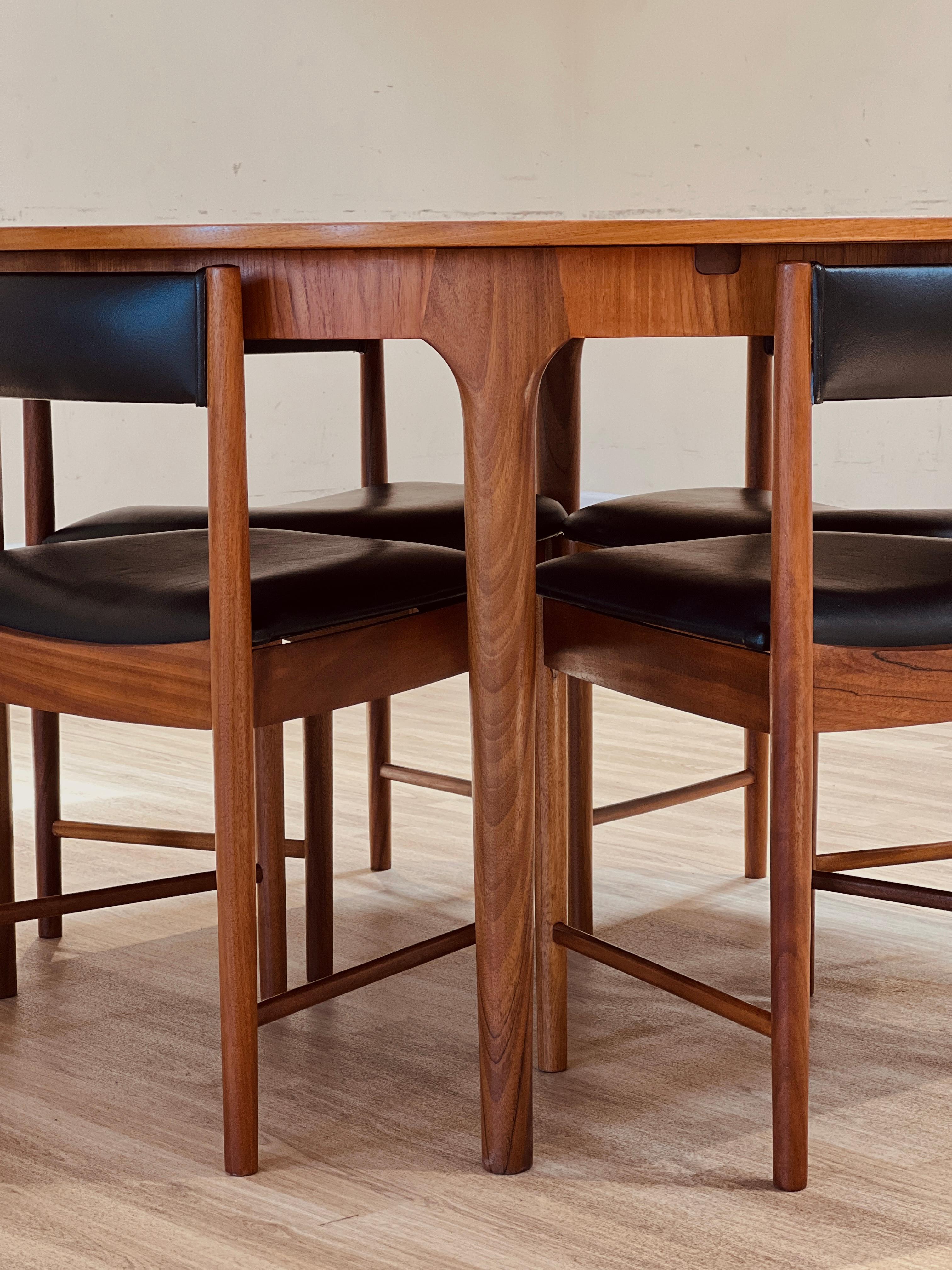 mcintosh round dining table