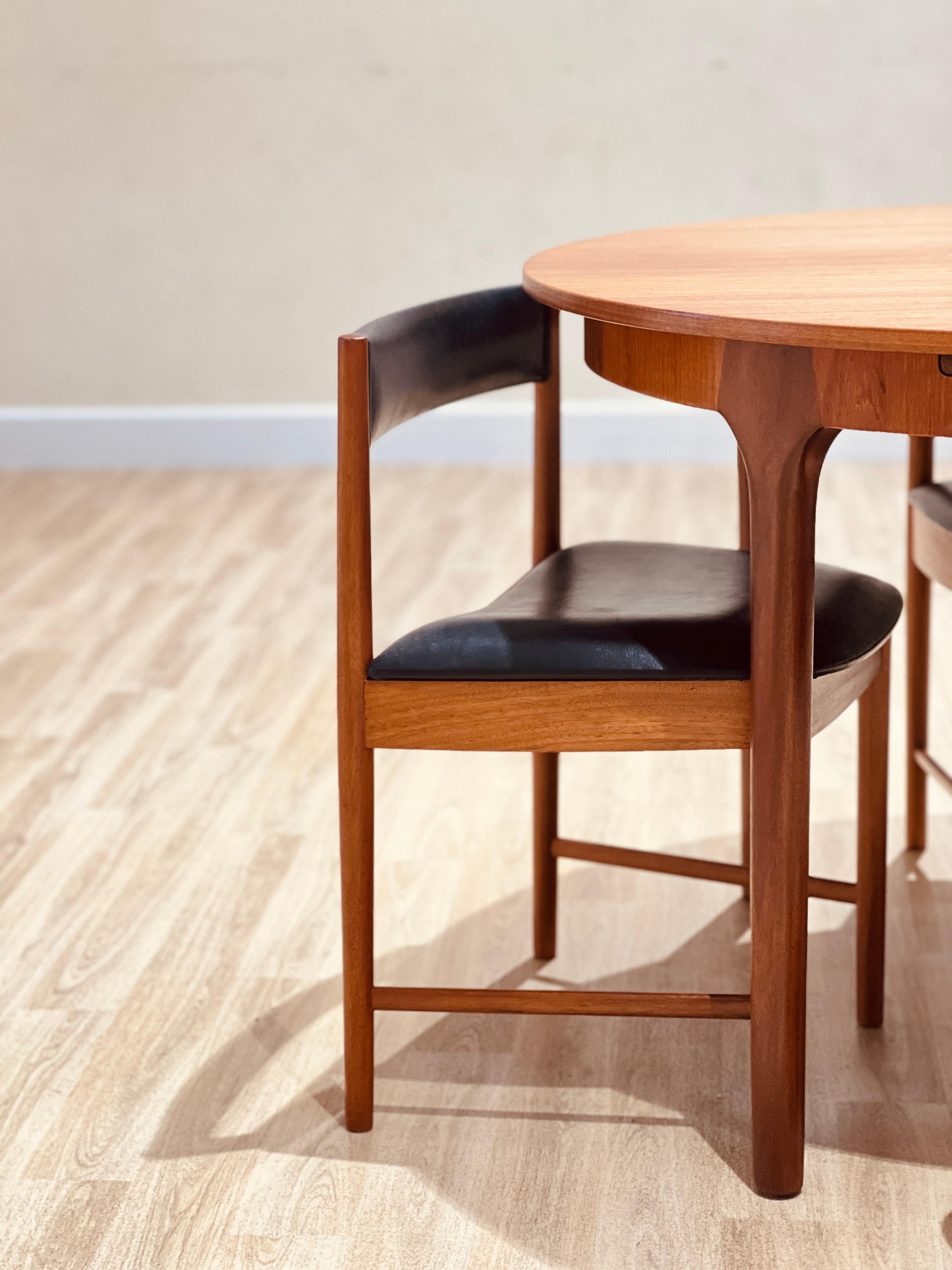 Scottish McIntosh Set of a Circular table and chairs