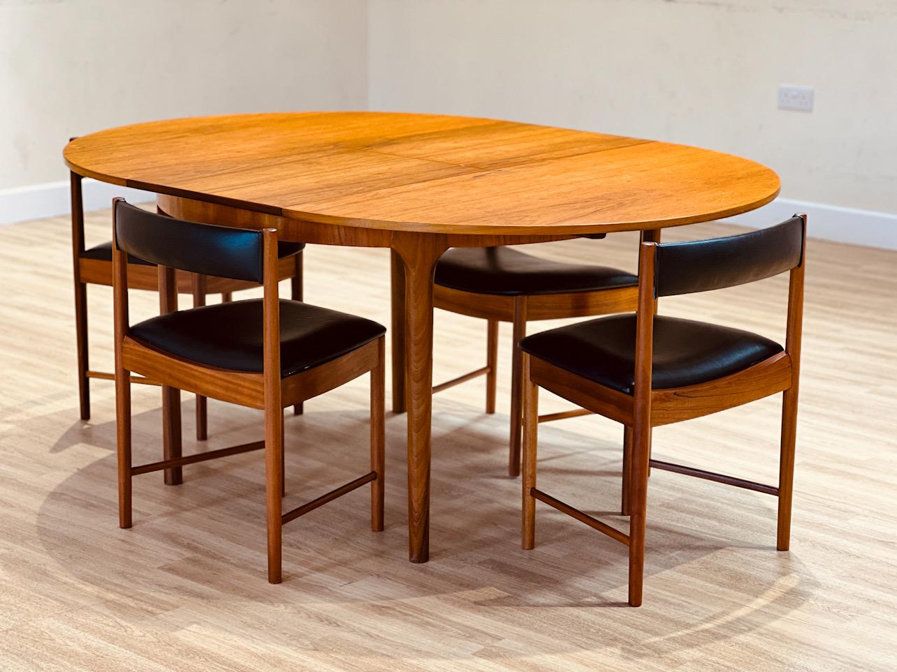 McIntosh Set of a Circular table and chairs In Excellent Condition For Sale In Buxton, GB