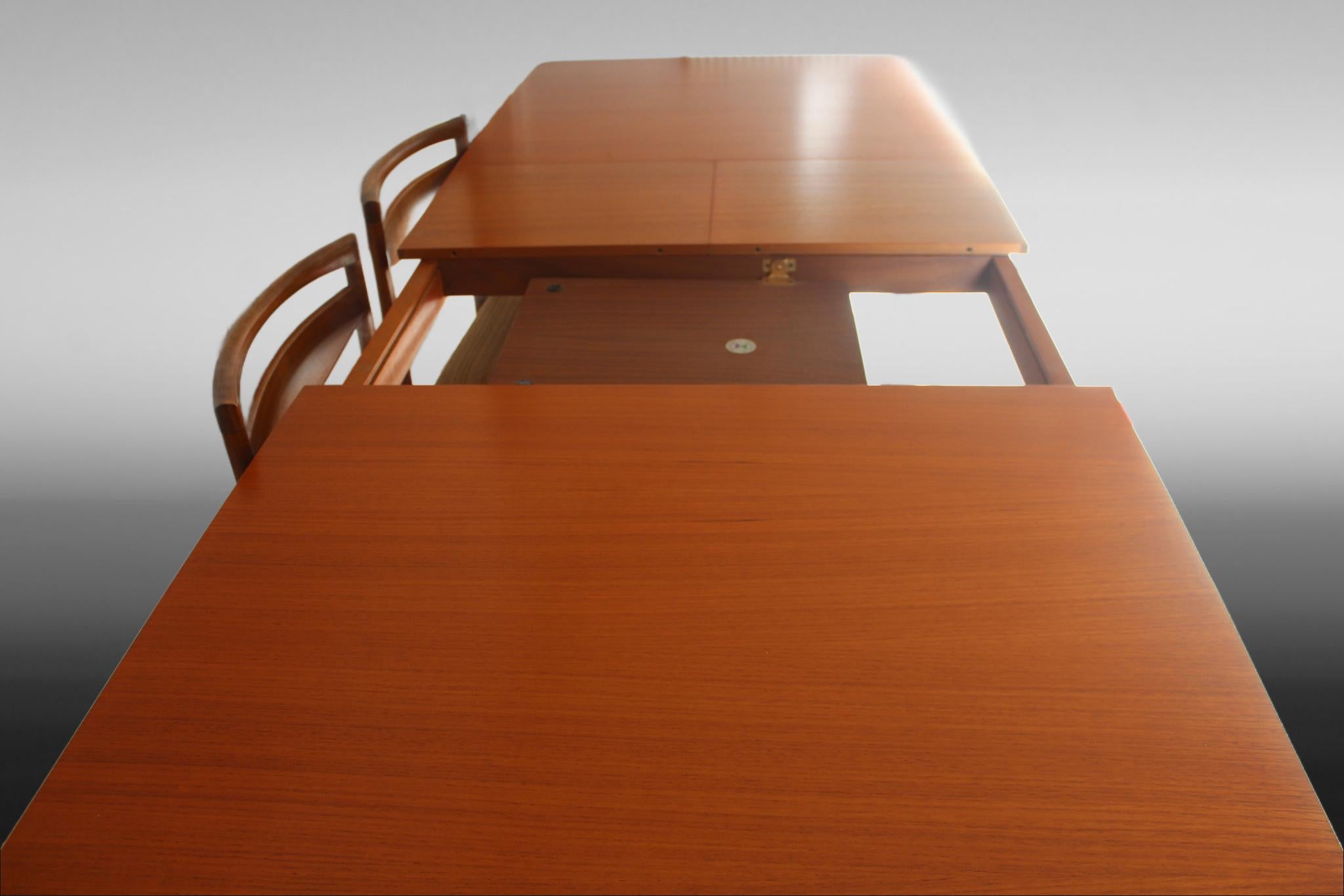 Table de salle à manger en teck McIntosh T3 - conçue par Tom Robertson pour A.H. McIntosh dans les années 1960

Améliorez votre espace repas avec cette exquise table de salle à manger extensible McIntosh T3 en teck, conçue par le célèbre Tom