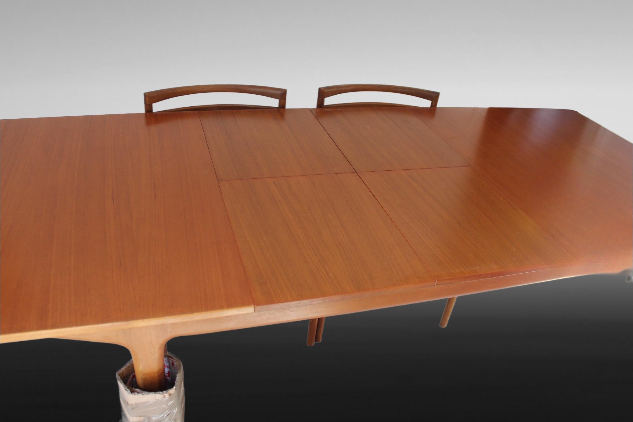 Européen McIntosh T3 Table à manger extensible en teck en vente