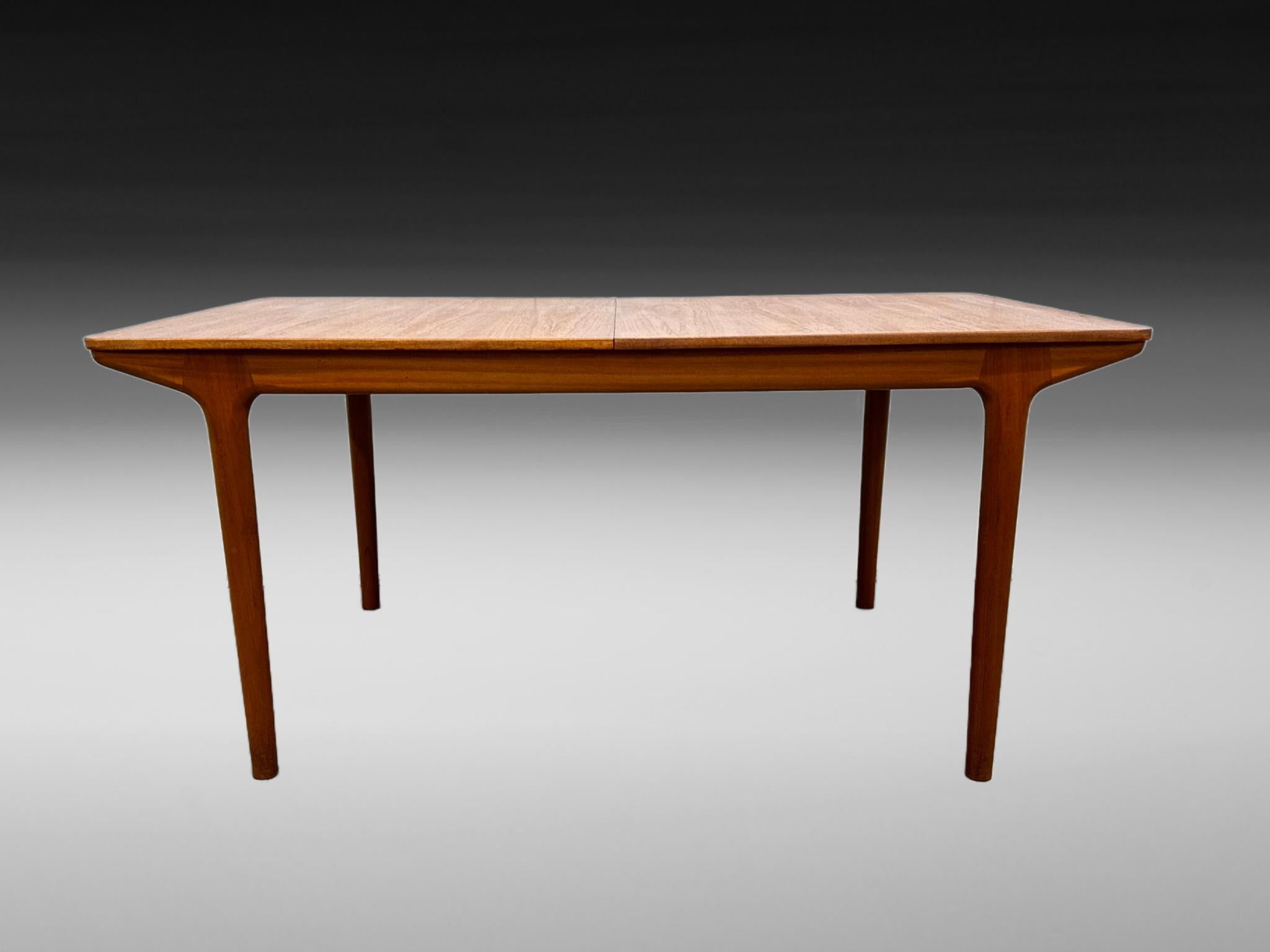 20ième siècle McIntosh T3 Table à manger extensible en teck en vente