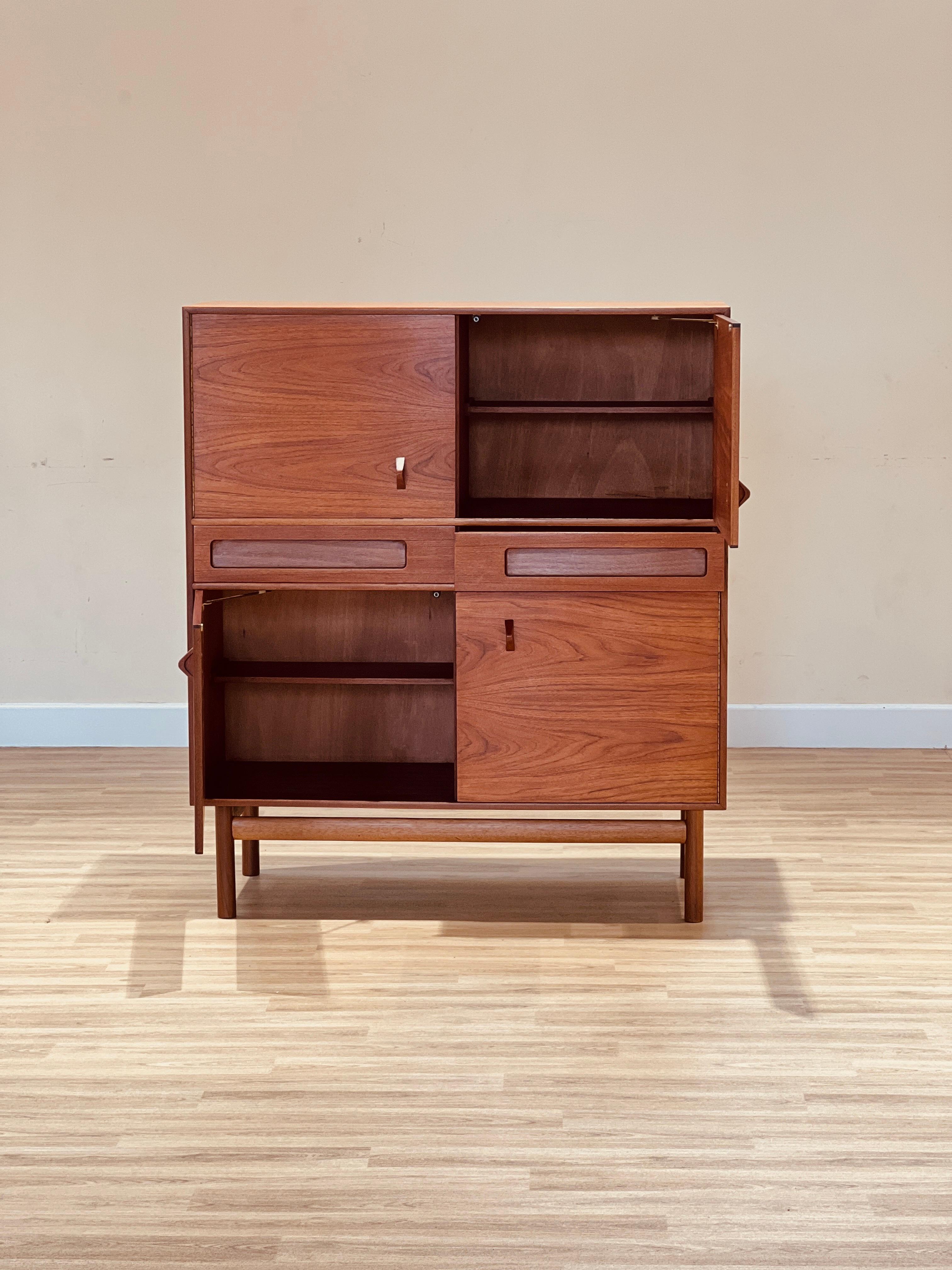 Tom Robertson designed this sideboard in the early ’70s for the well-known brand A.H. McIntosh in Scotland. This time, Tom Robertson made a taller sideboard—this beautiful cabinet with four cupboards and two teakwood drawers. The sideboard has four