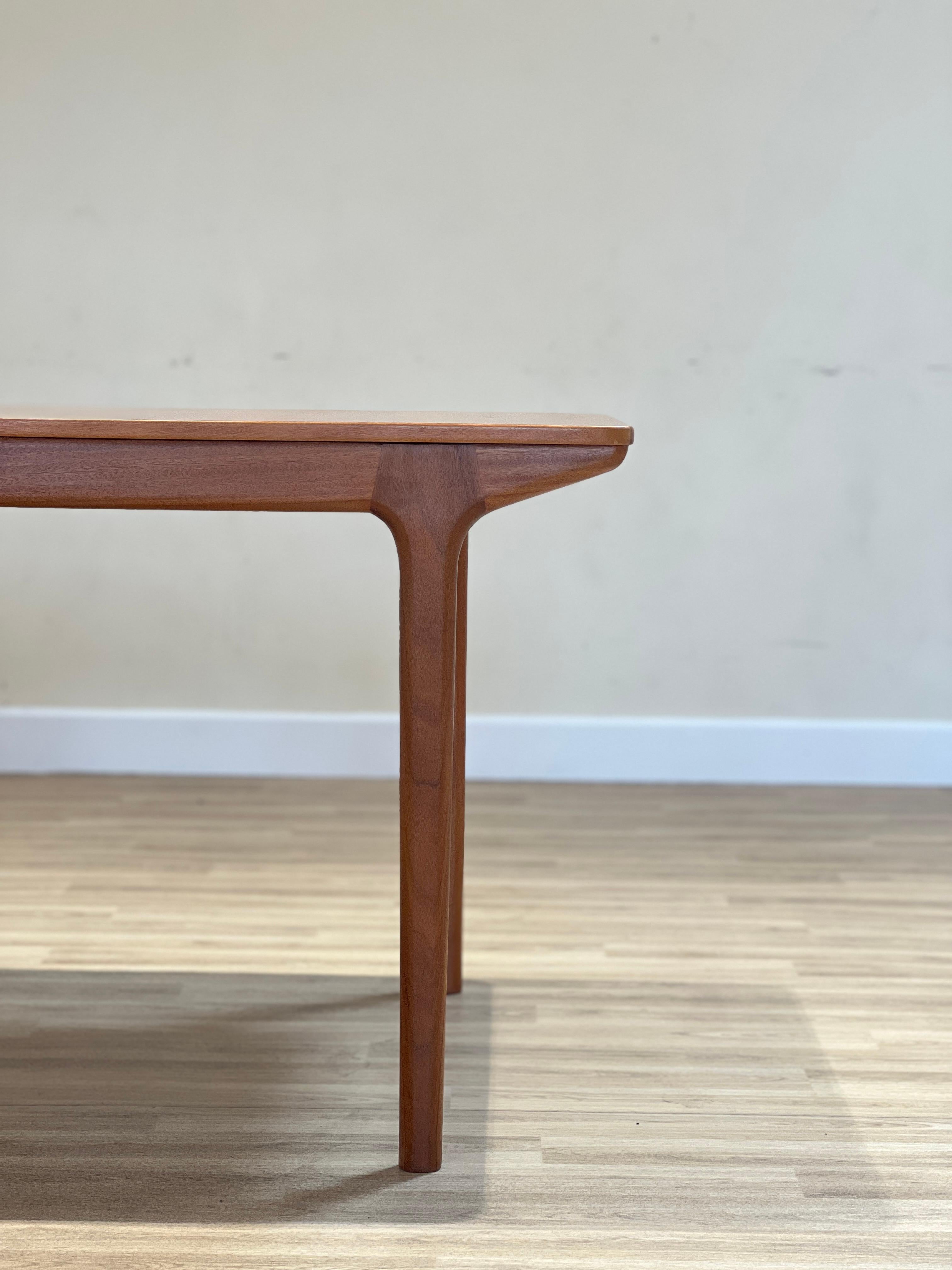 Table de salle à manger à rallonge conçue par Tom Robertson pour la collection Dunvegan de McIntosh dans les années 70. Cette pièce, en teck, conserve la signature originale avec l'année.

Cette table est devenue l'une des icônes de la marque, son