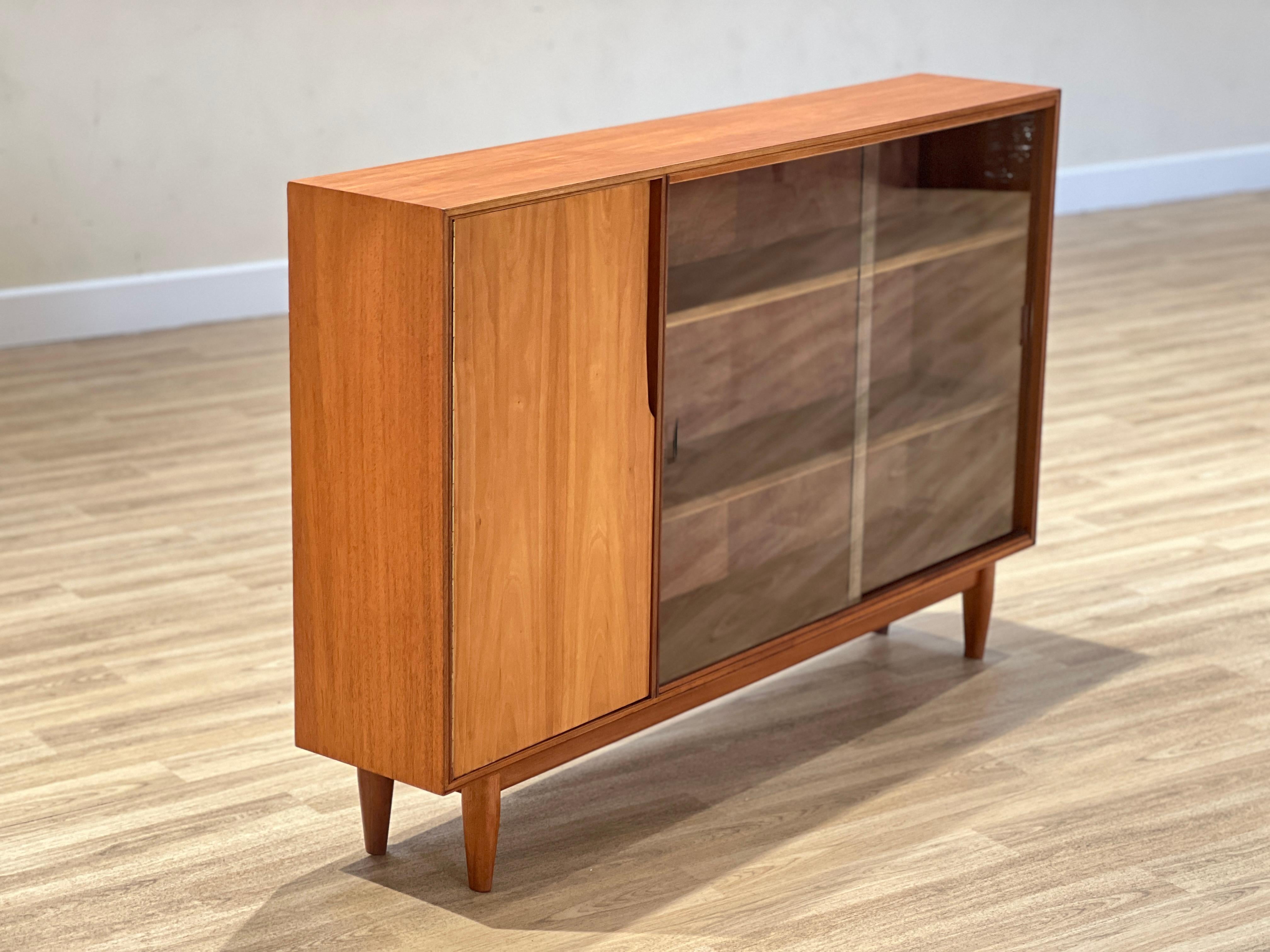 McIntosh teak display cabinet In Excellent Condition For Sale In Buxton, GB