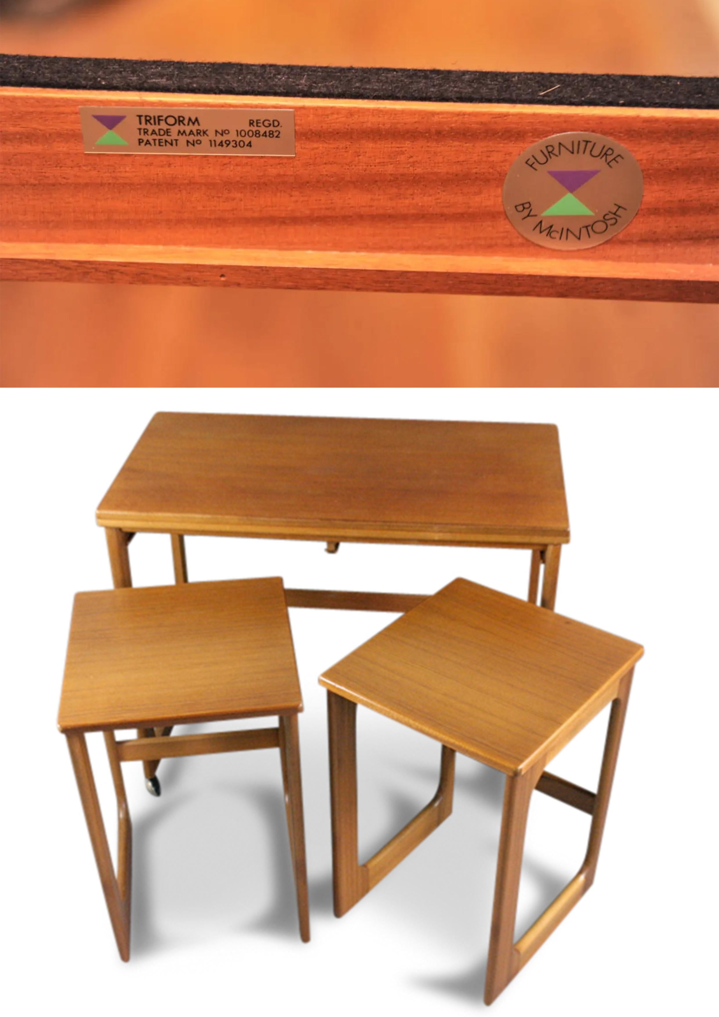 Mcintosh Tri-Form Metamorphic Twist & Turn Langthorne Nesting Tables Made in Kirkaldy Scotland 1960's

Merveilleuses tables élégantes, qui s'ouvrent pour doubler l'espace de la table lorsque vous recevez des invités, et qui coulissent pour offrir