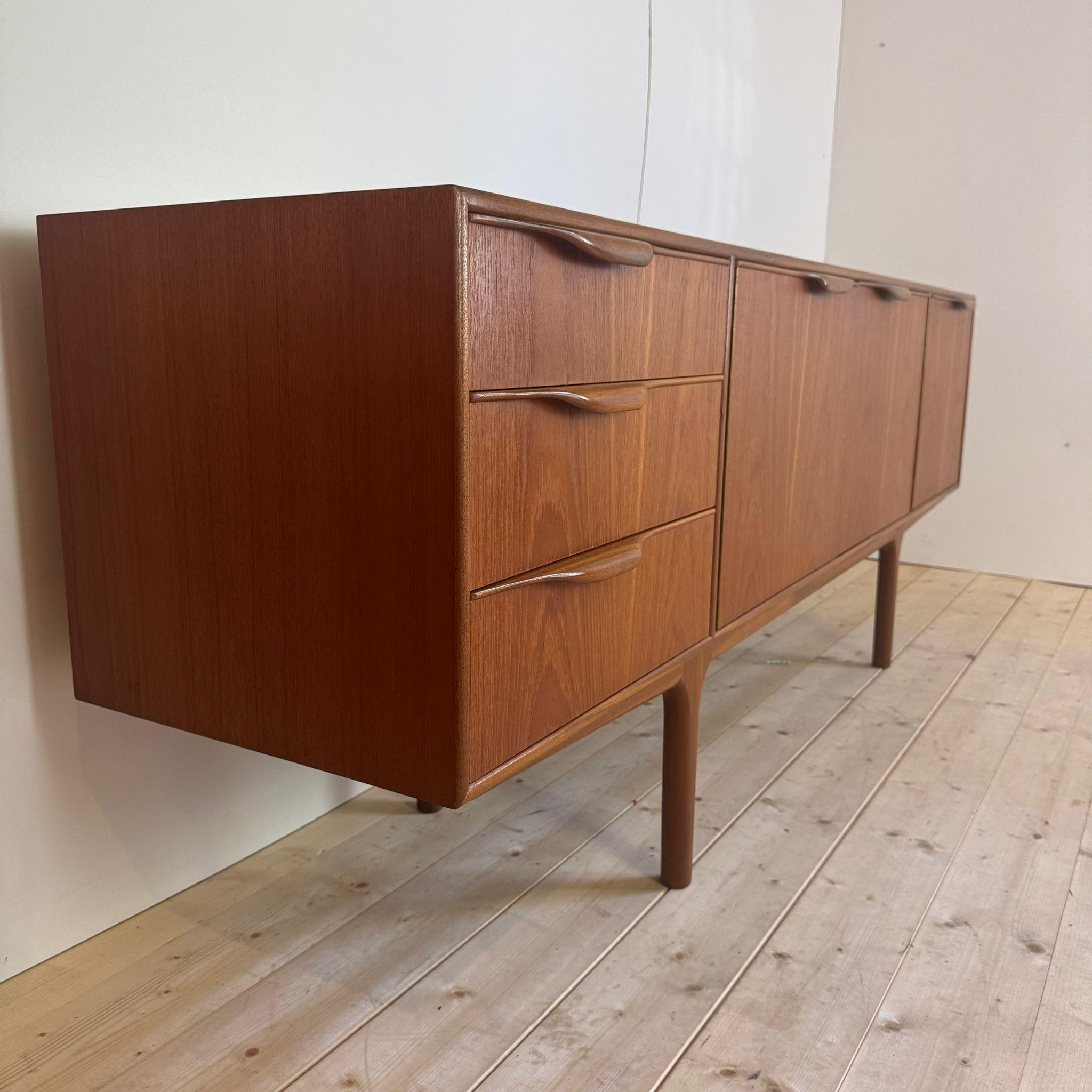 McIntosh vintage sideboard, Scotland 1960s In Good Condition For Sale In Torino, IT