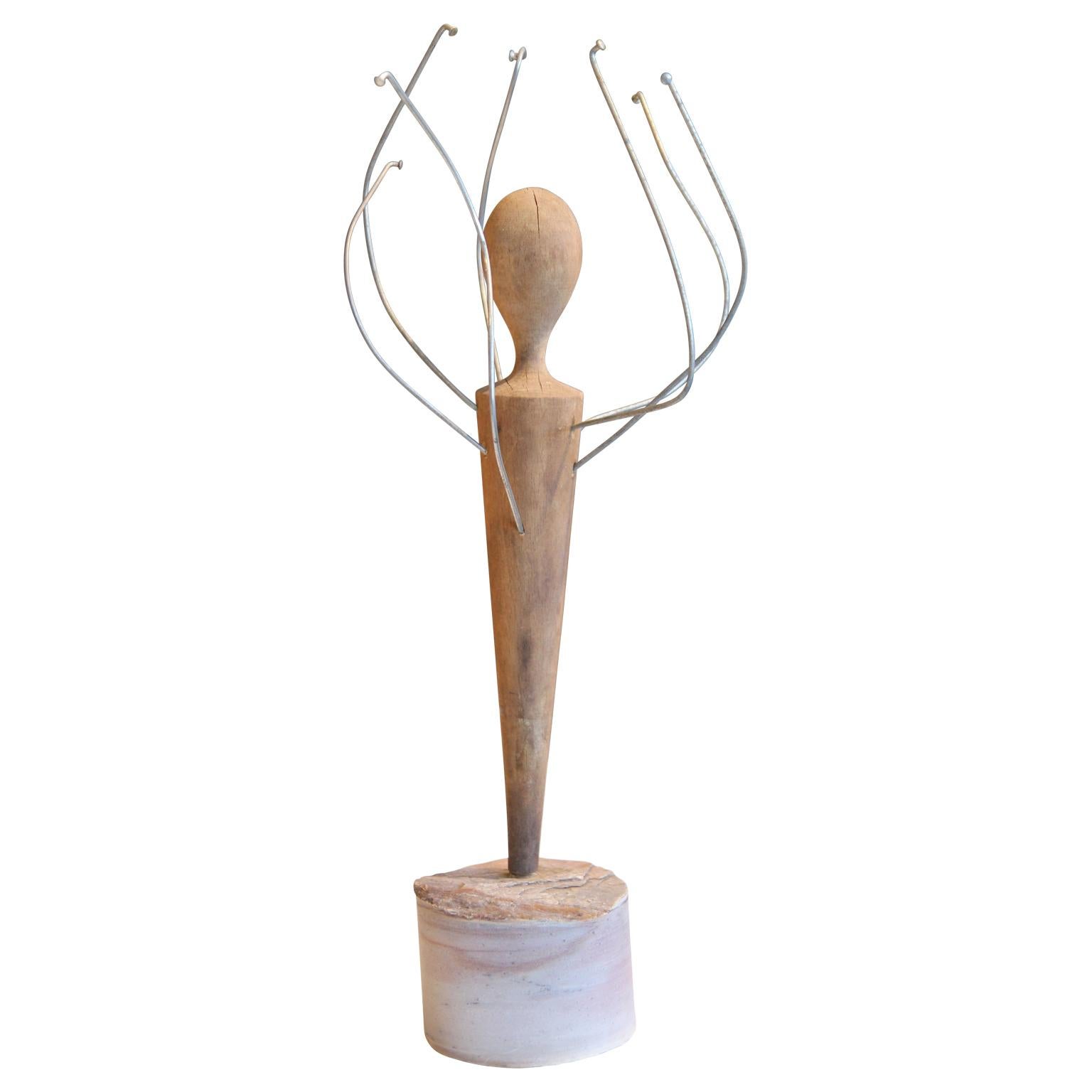 Moderna scultura astratta a tecnica mista dell'artista texano McKay Otto. L'opera è caratterizzata da bracci in acciaio che si snodano da un pilastro centrale in legno fissato a una base di cemento. Firmato, datato e numerato sul lato inferiore